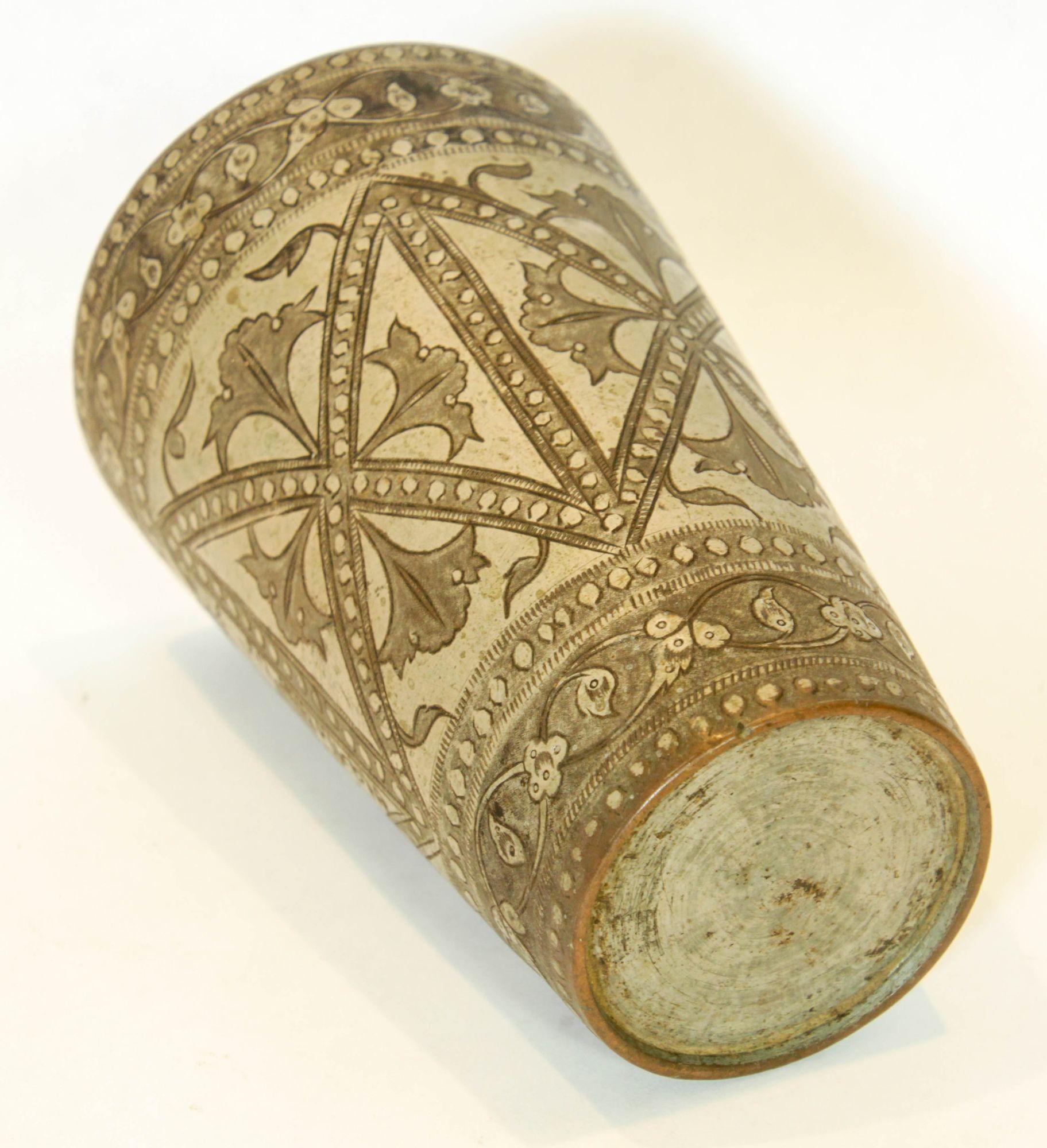 Vaso o vaso mogol antiguo de cobre estañado grabado de la India años 40 en venta 1
