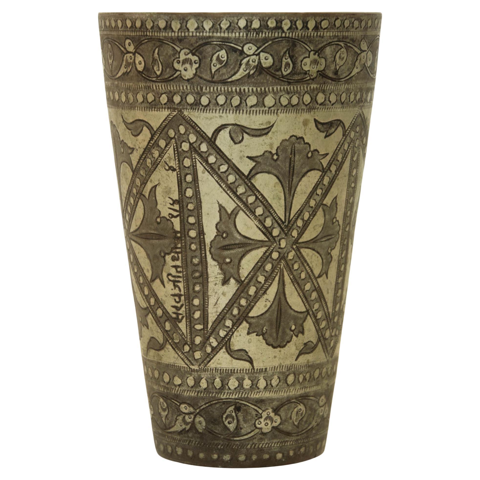 Vaso o vaso mogol antiguo de cobre estañado grabado de la India años 40