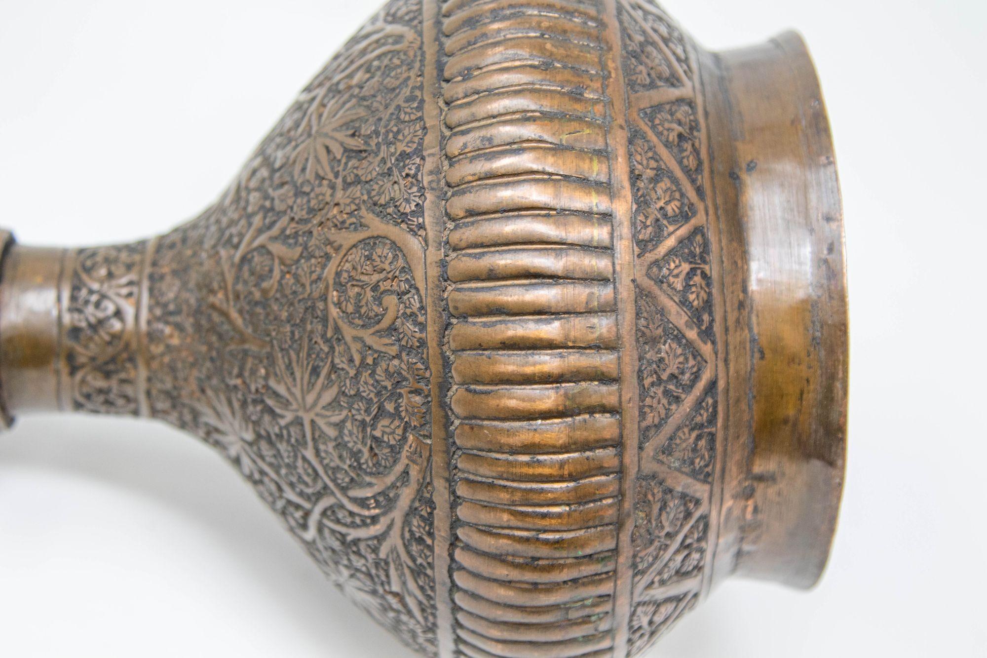 Antiguo jarrón islámico indo-persa de cobre estañado Siglo XIX en venta 2