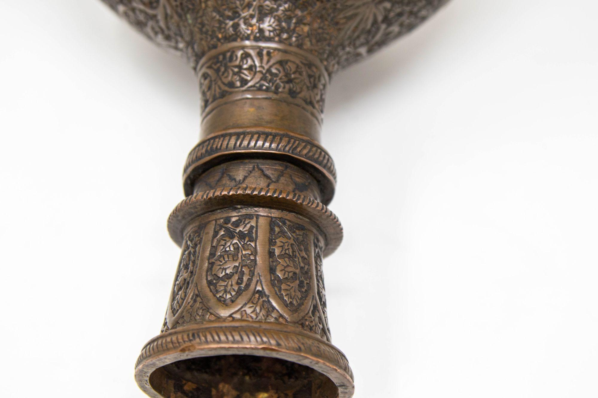 Antiguo jarrón islámico indo-persa de cobre estañado Siglo XIX en venta 3