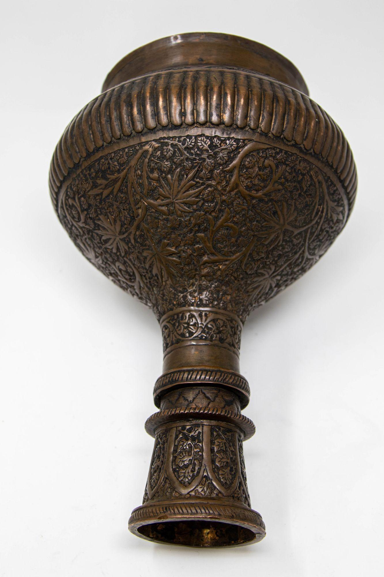 Antiguo jarrón islámico indo-persa de cobre estañado Siglo XIX en venta 4