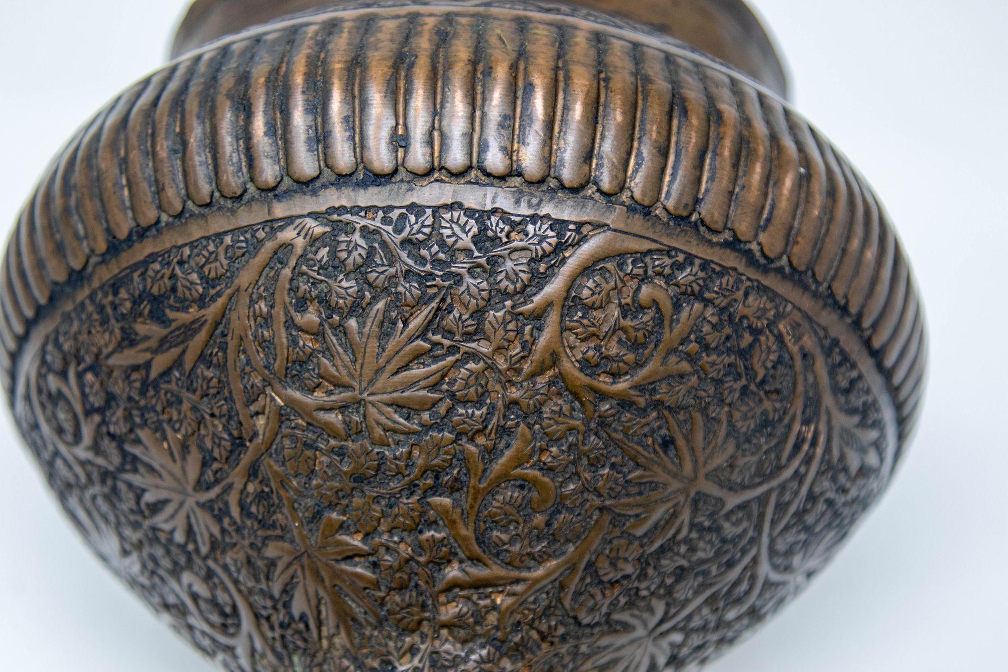 Antiguo jarrón islámico indo-persa de cobre estañado Siglo XIX en venta 5