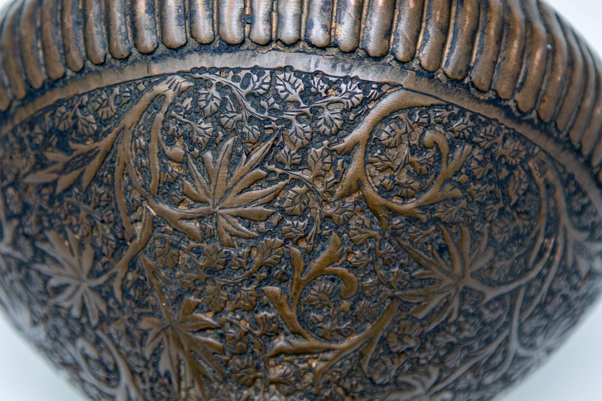 Antiguo jarrón islámico indo-persa de cobre estañado Siglo XIX en venta 6