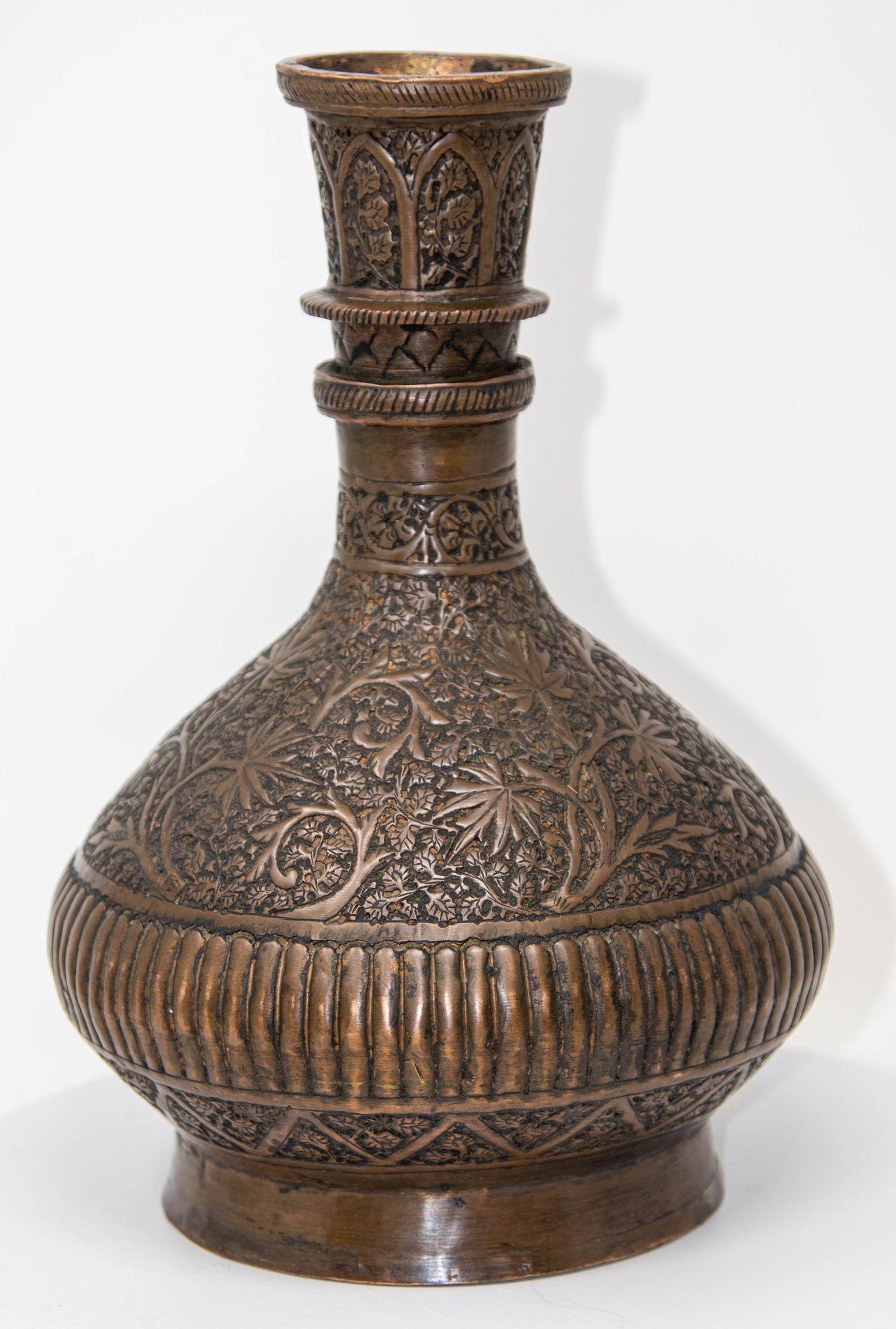 Antiguo jarrón islámico indo-persa de cobre estañado Siglo XIX en venta 7