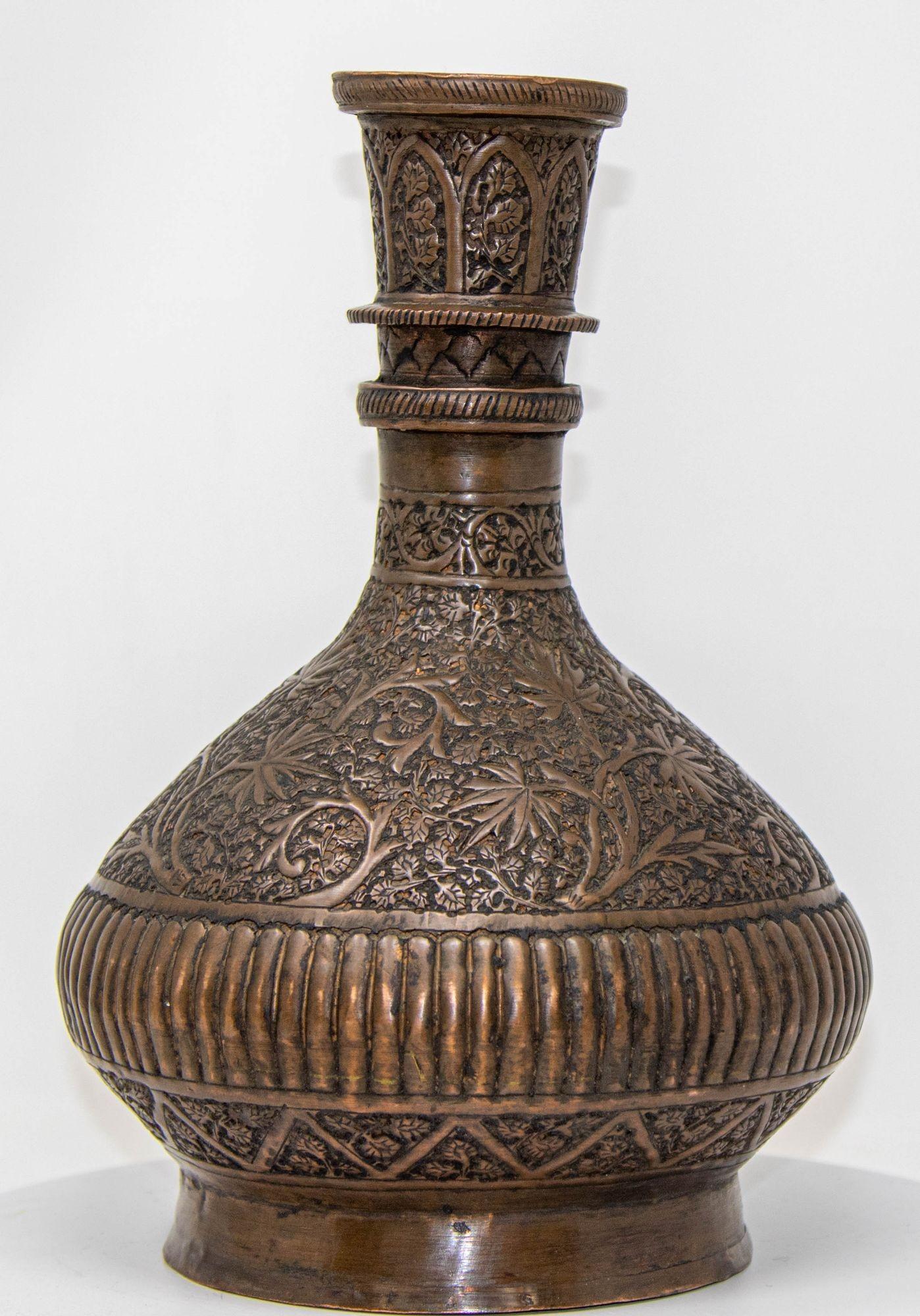 Antigua base de botella islámica de metal cobrizo de forma esférica y decorada con un motivo floral repetido empotrado.
Jarrón islámico indo-persa de cobre estañado del siglo XIX, metal repujado y cincelado a mano con una pátina muy oscura.
Antiguo
