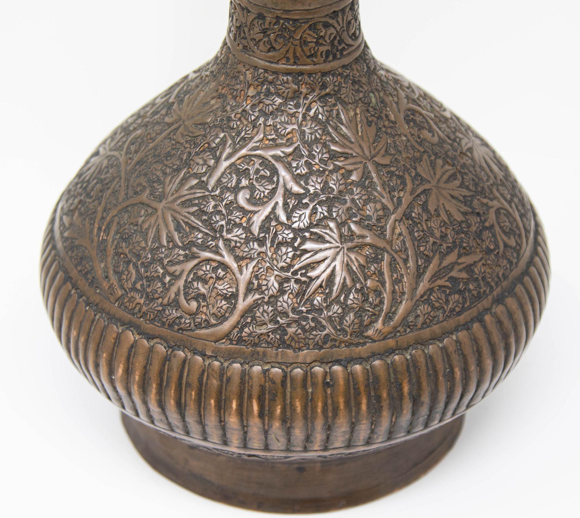 Antiguo jarrón islámico indo-persa de cobre estañado Siglo XIX Islámico en venta