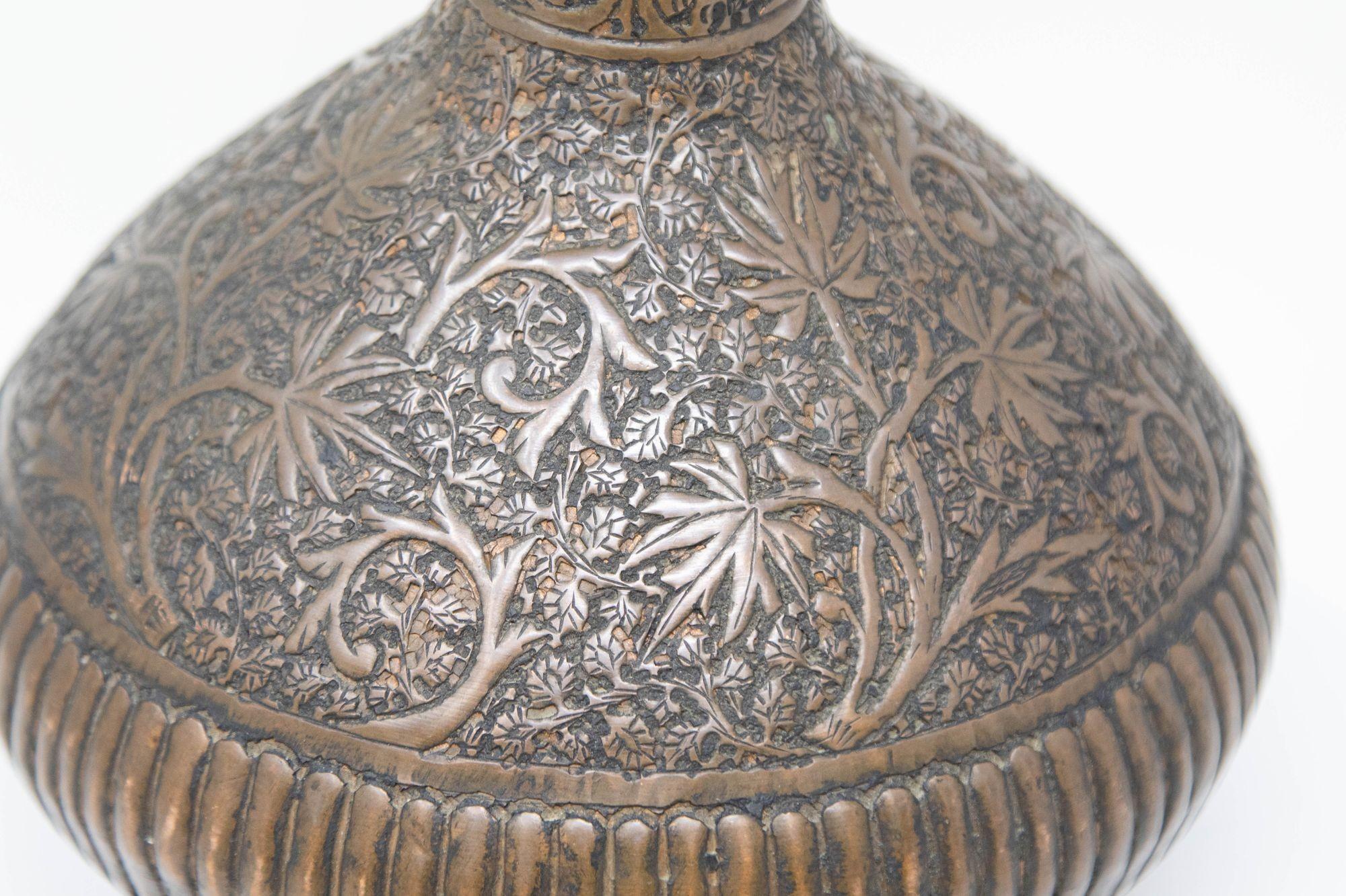 Antiguo jarrón islámico indo-persa de cobre estañado Siglo XIX Asiático en venta