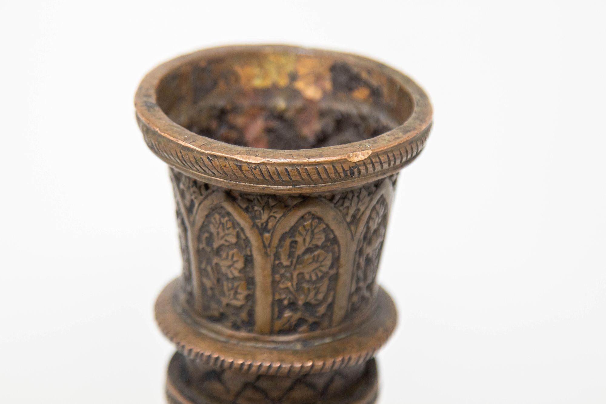 Antiguo jarrón islámico indo-persa de cobre estañado Siglo XIX Martillado en venta