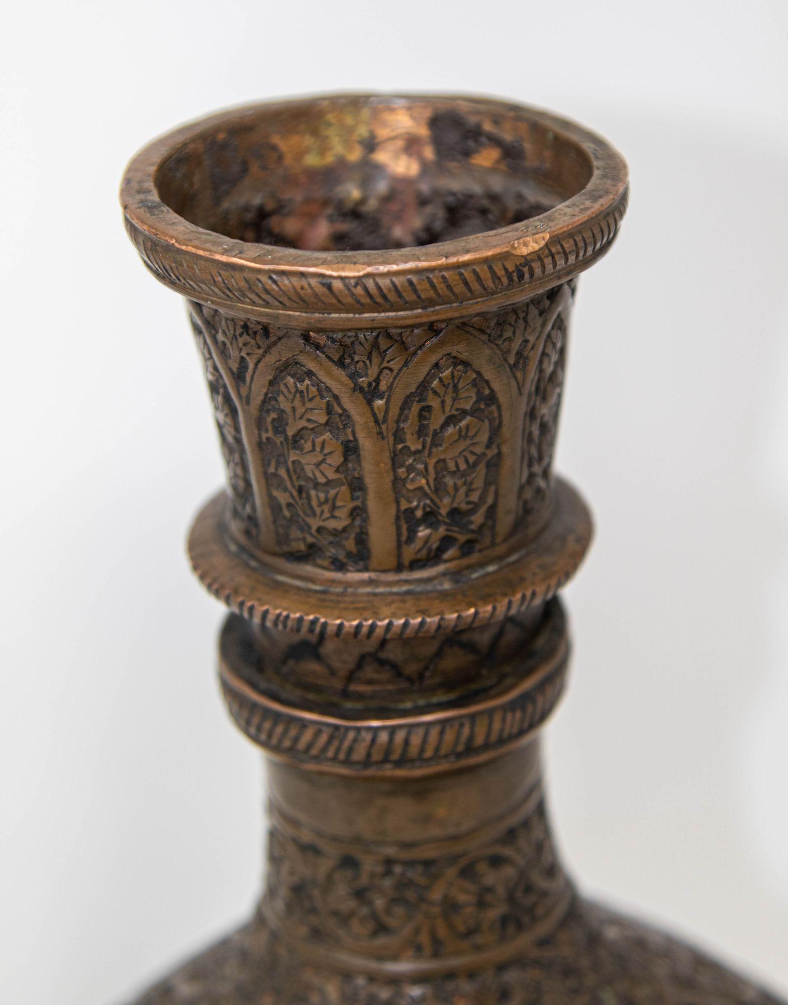 Antiguo jarrón islámico indo-persa de cobre estañado Siglo XIX siglo XIX en venta