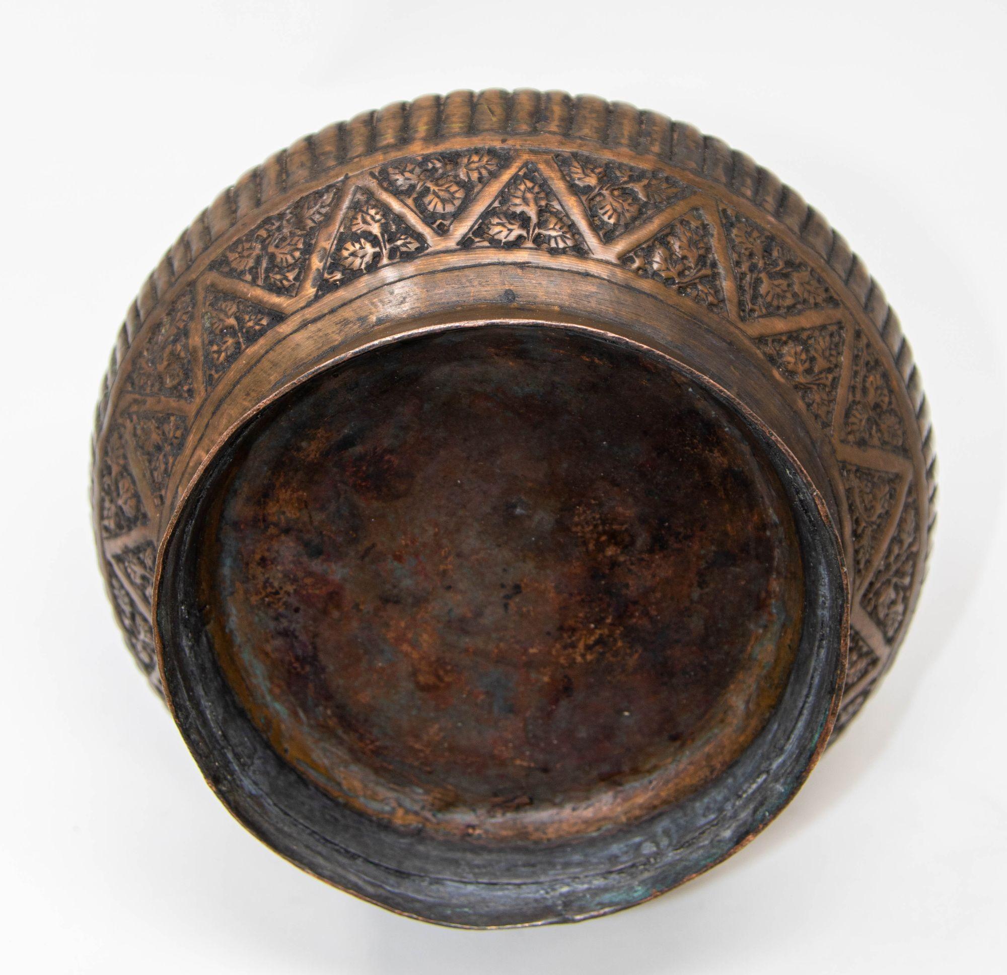 Antiguo jarrón islámico indo-persa de cobre estañado Siglo XIX Bronce en venta