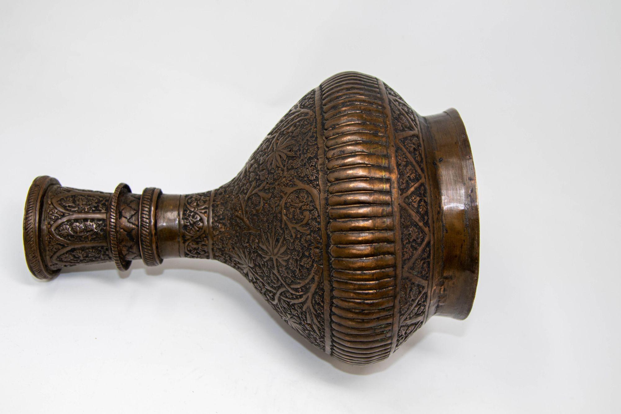 Antiguo jarrón islámico indo-persa de cobre estañado Siglo XIX en venta 1
