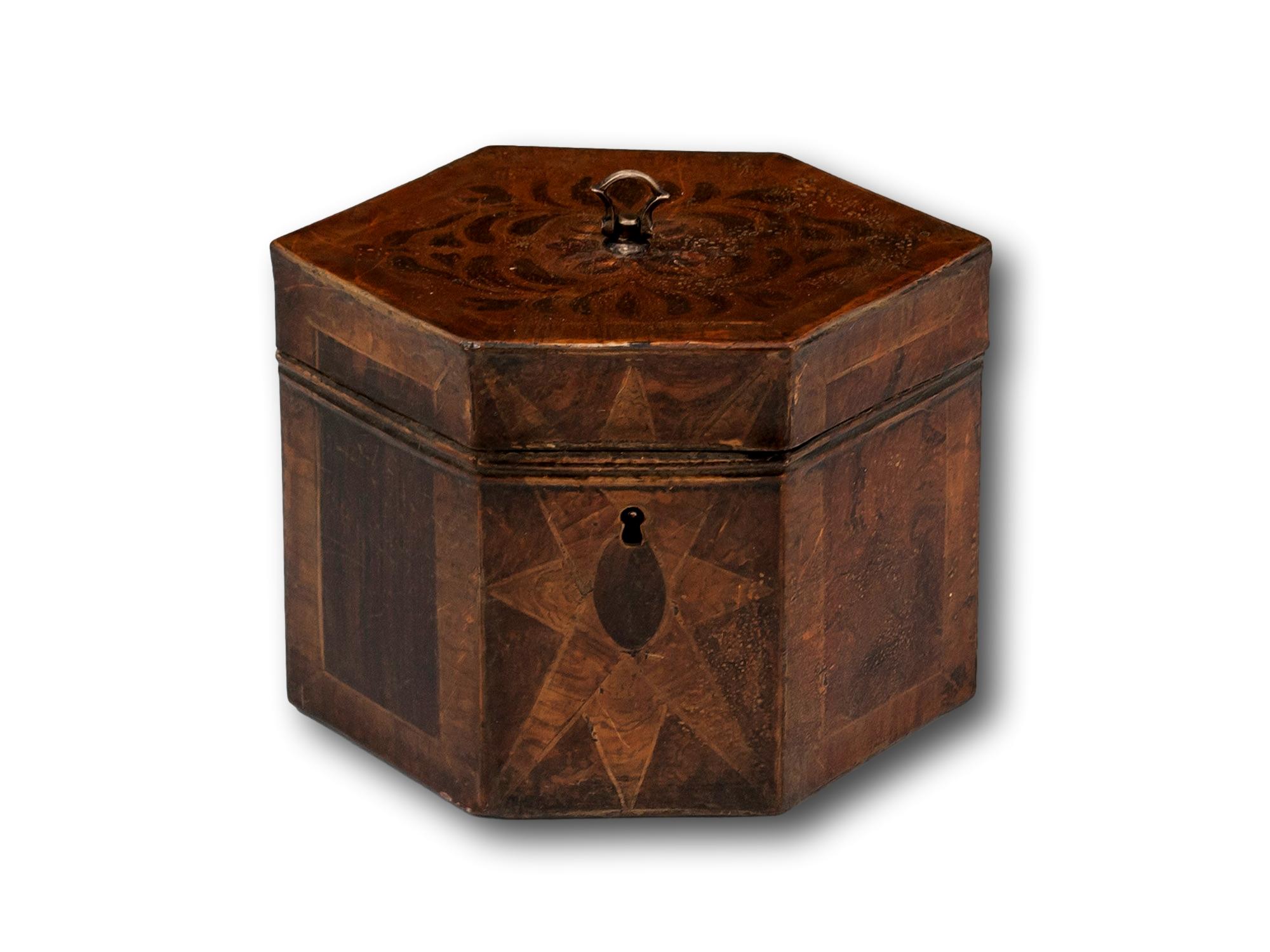 Boite à thé en simili bois 

Dans notre collection de boîtes à thé, nous avons le plaisir de vous proposer cette boîte à thé en fer-blanc. Le caddy de forme hexagonale est entièrement peint à la main avec un motif en bois simulé faisant appel à