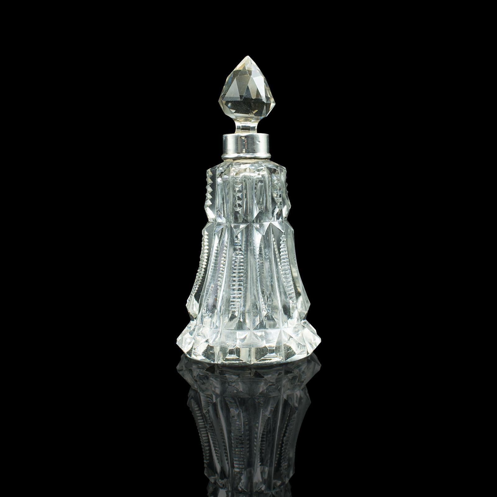 Britannique Carafe à décanter antique Tipple, anglaise, verre, argent, petit récipient en forme de spirituel, poinçonnée en vente