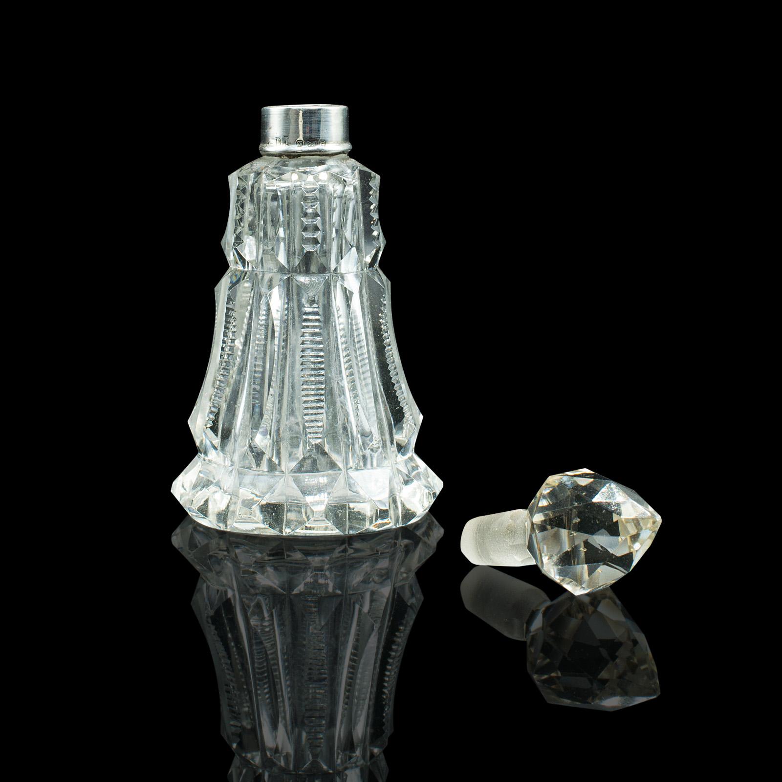 20ième siècle Carafe à décanter antique Tipple, anglaise, verre, argent, petit récipient en forme de spirituel, poinçonnée en vente