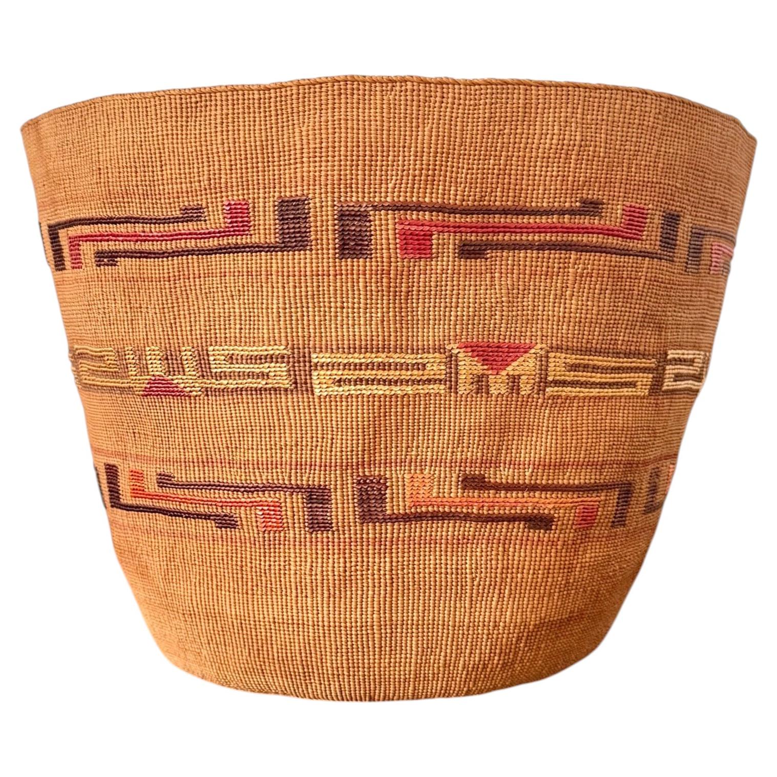 Ancien panier à baies tissé Tlingit Native Americana en vente
