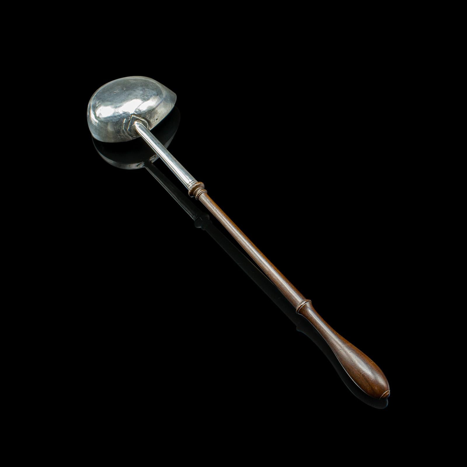 Il s'agit d'une ancienne louche à grog. Une longue cuillère de service anglaise en argent et en acajou, datant de la période géorgienne, poinçonnée en 1813.

Fascinant exemple géorgien, avec une poignée tactile et une tonalité attrayante.
Elle
