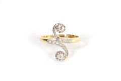 Antique Toi et Moi diamond ring in 18 karat yellow gold and platinum