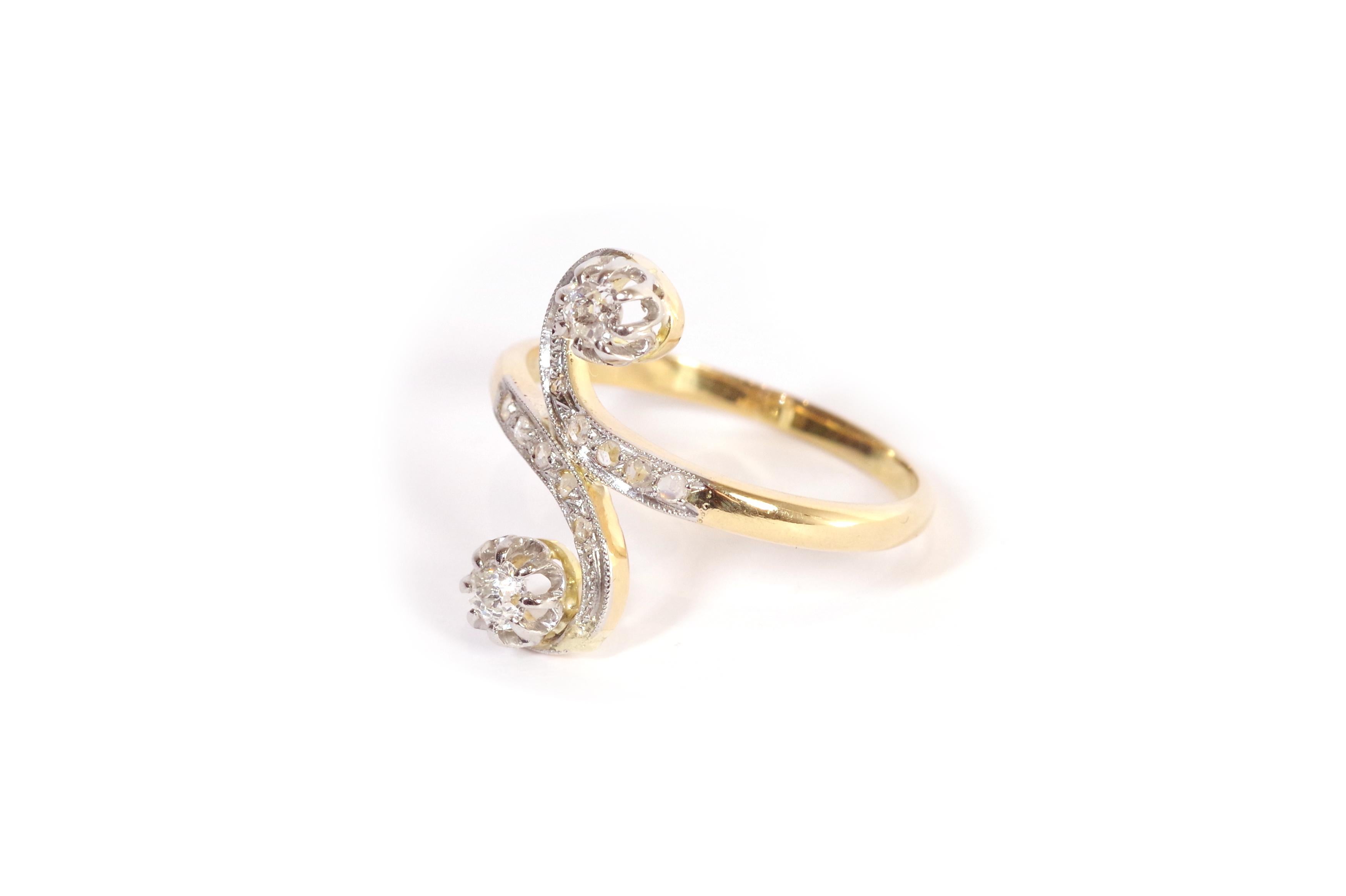 Belle Époque Antique Toi et Moi diamond ring in 18 karat yellow gold and platinum For Sale