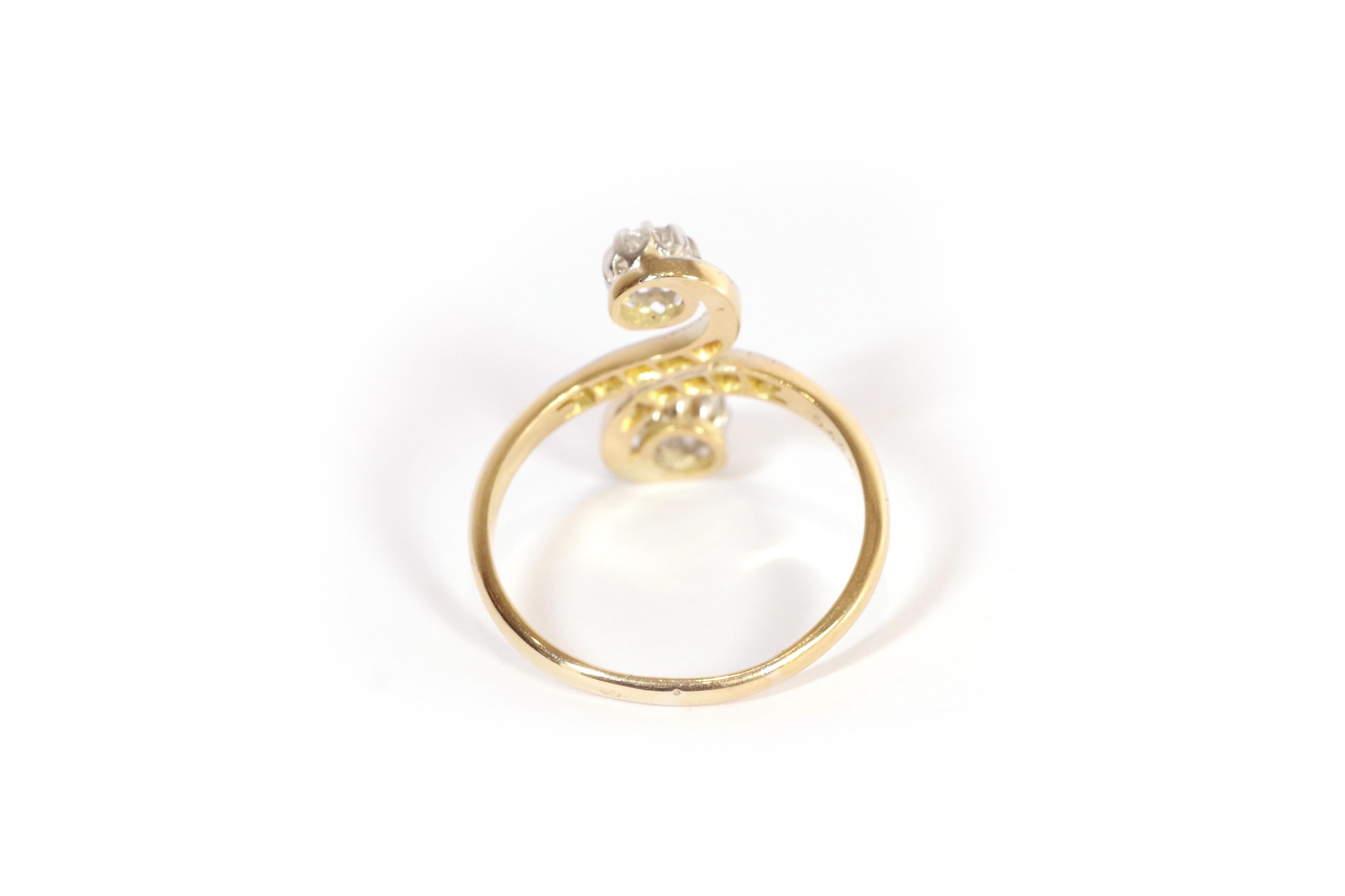 Old Mine Cut Antique Toi et Moi diamond ring in 18 karat yellow gold and platinum For Sale