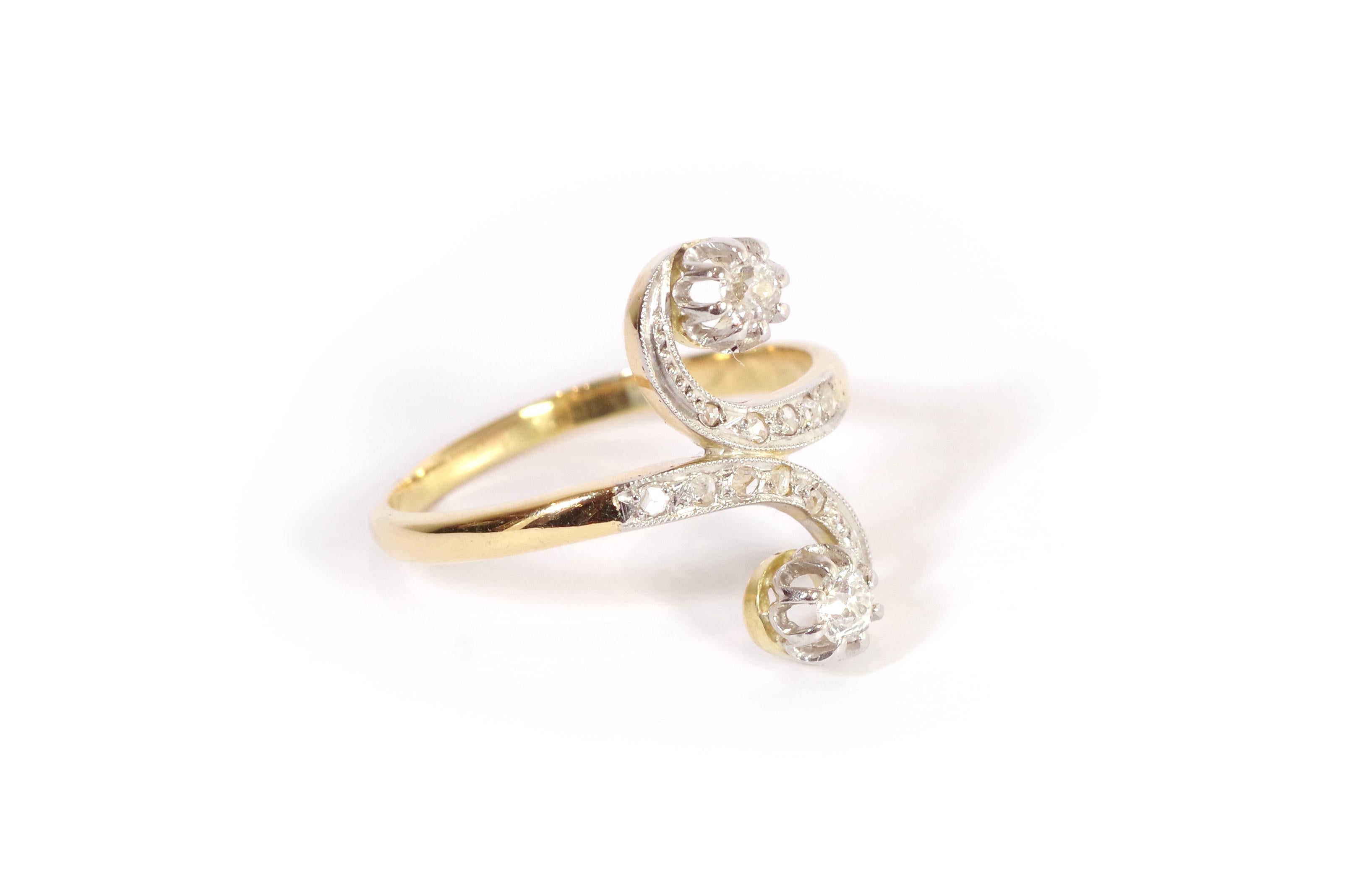 Antique Toi et Moi diamond ring in 18 karat yellow gold and platinum In Fair Condition For Sale In PARIS, FR