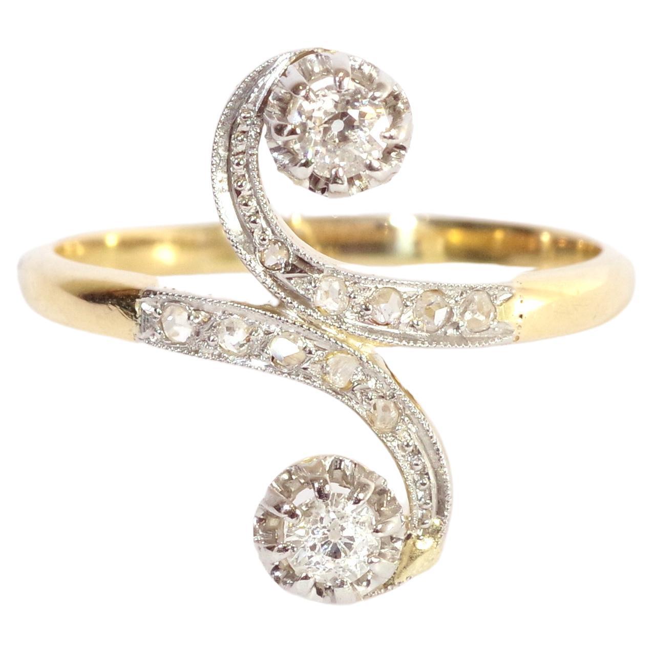 Antique Toi et Moi diamond ring in 18 karat yellow gold and platinum For Sale