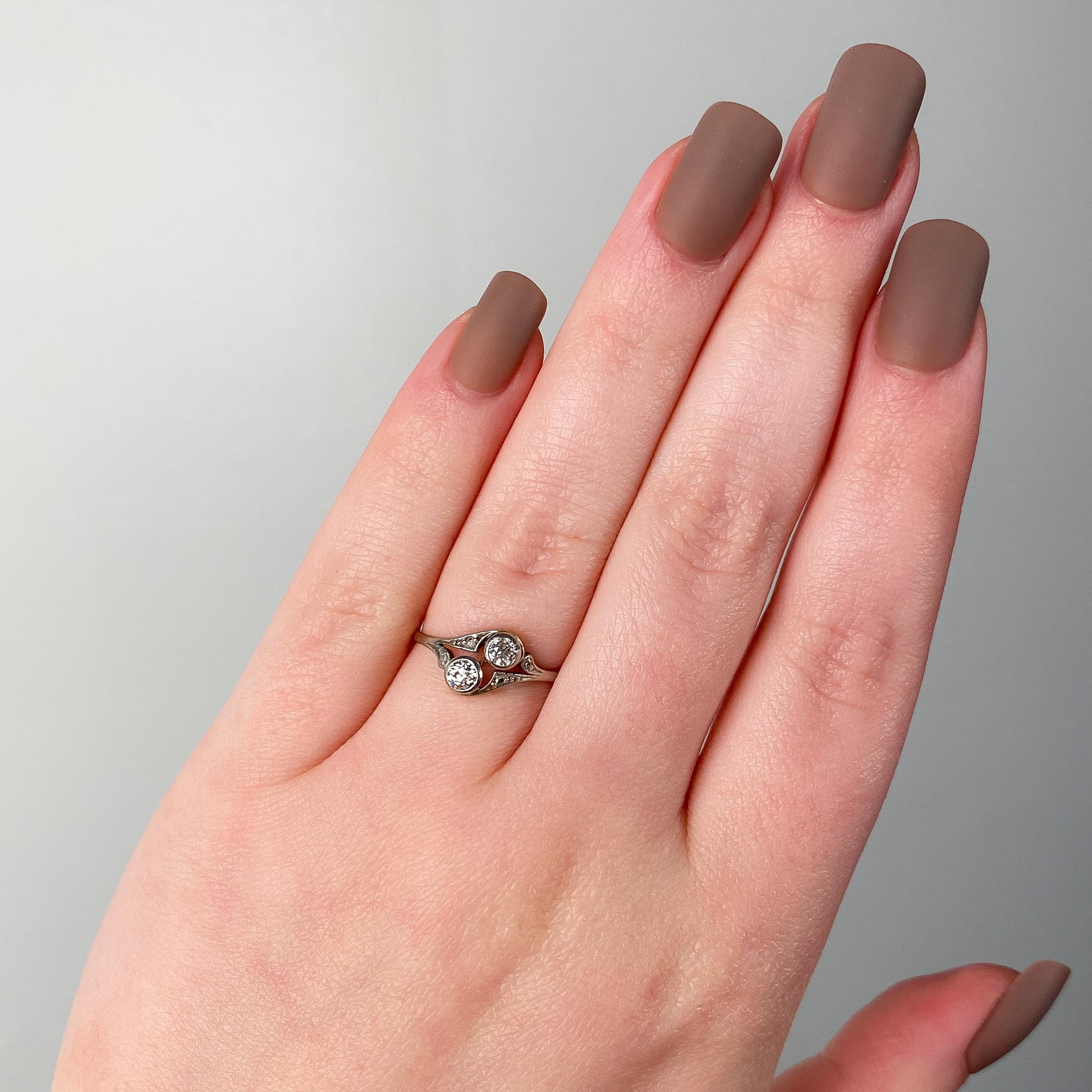 Bague ancienne Toi et Moi en or 14 carats et diamants Bon état - En vente à Lewisburg, PA