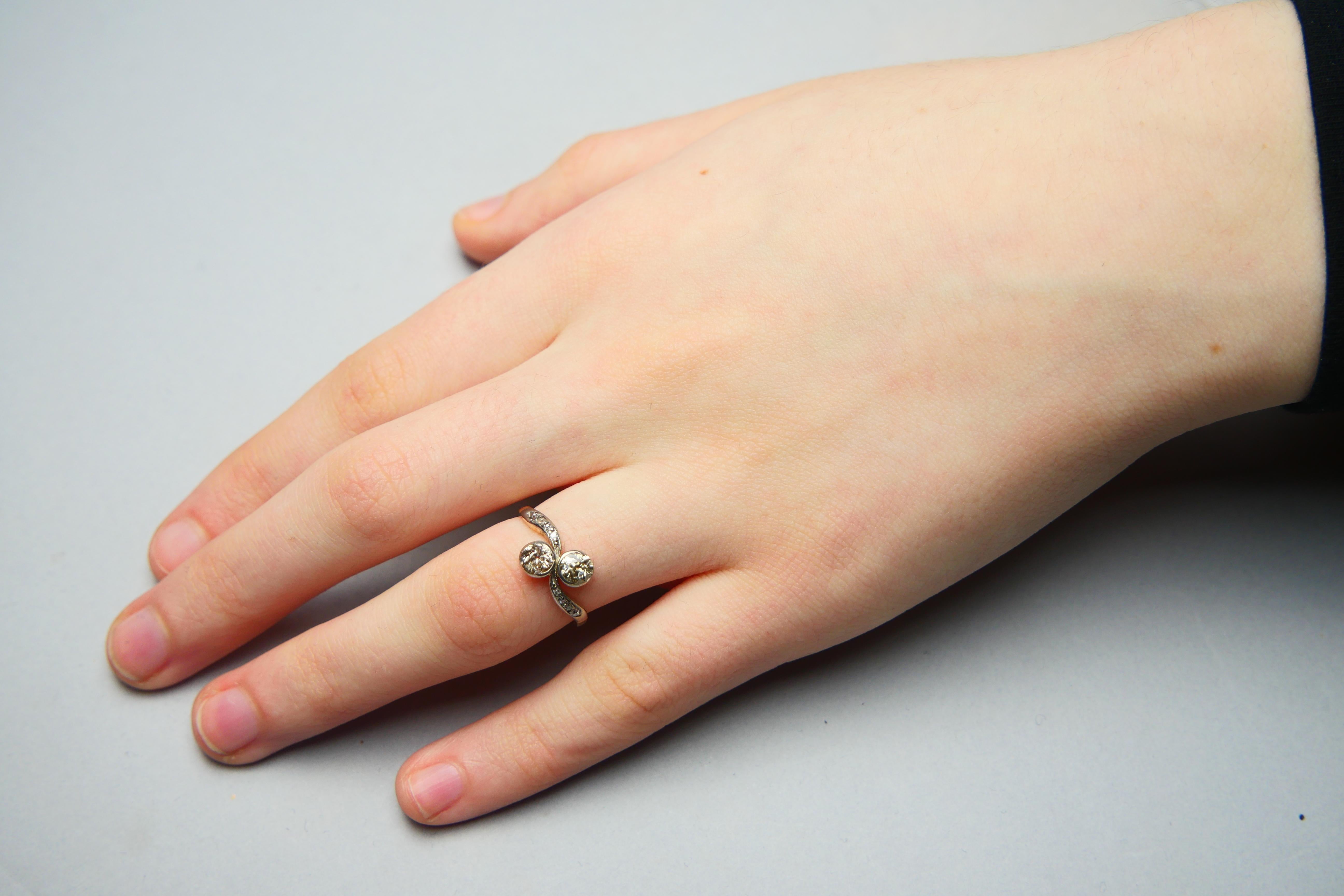 Antique Toi et Moi Ring natural 1.2 ctw. Diamonds 18K Gold Ø5.75 / 2.1 gr For Sale 3
