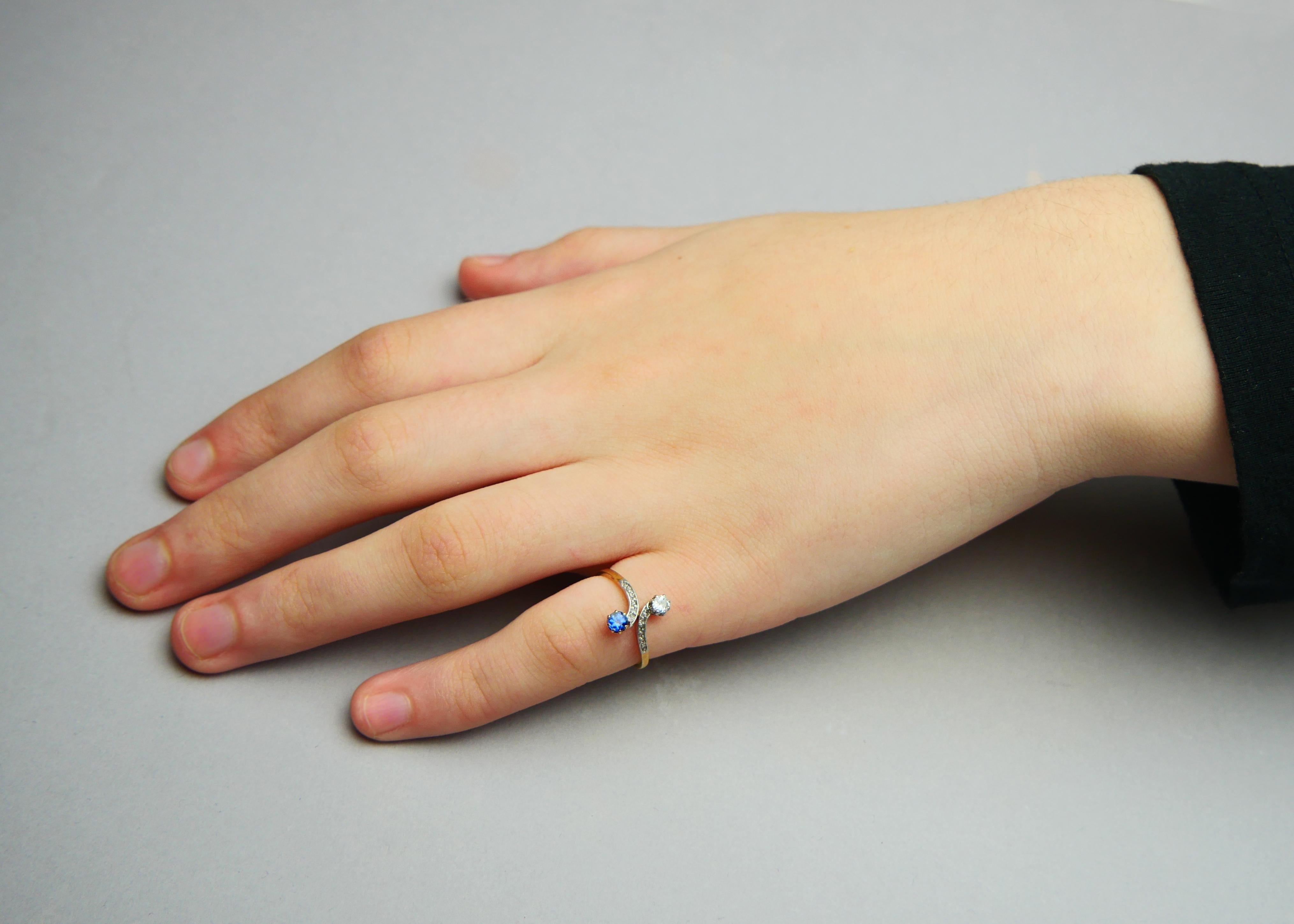 Women's Antique Toi et Moi Ring natural Cornflower Sapphire Diamonds 18K Gold Ø4.75/1.8g For Sale