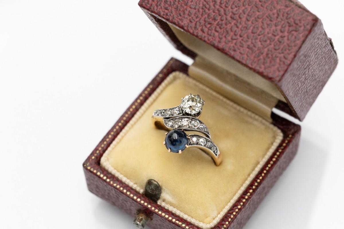 Art Nouveau Antique toi et moi ring with diamonds and cabochon-cut sapphire, early 20th cent For Sale