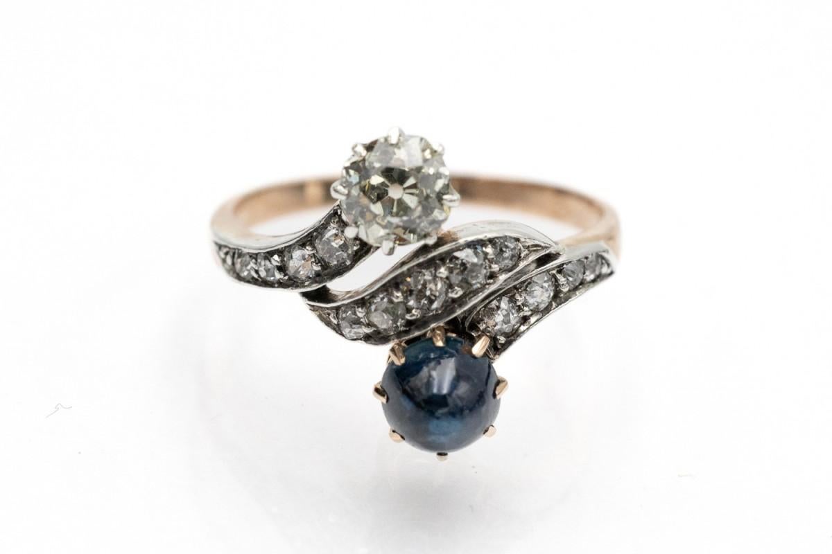 Antique toi et moi ring with diamonds and cabochon-cut sapphire, early 20th cent In Good Condition For Sale In Chorzów, PL