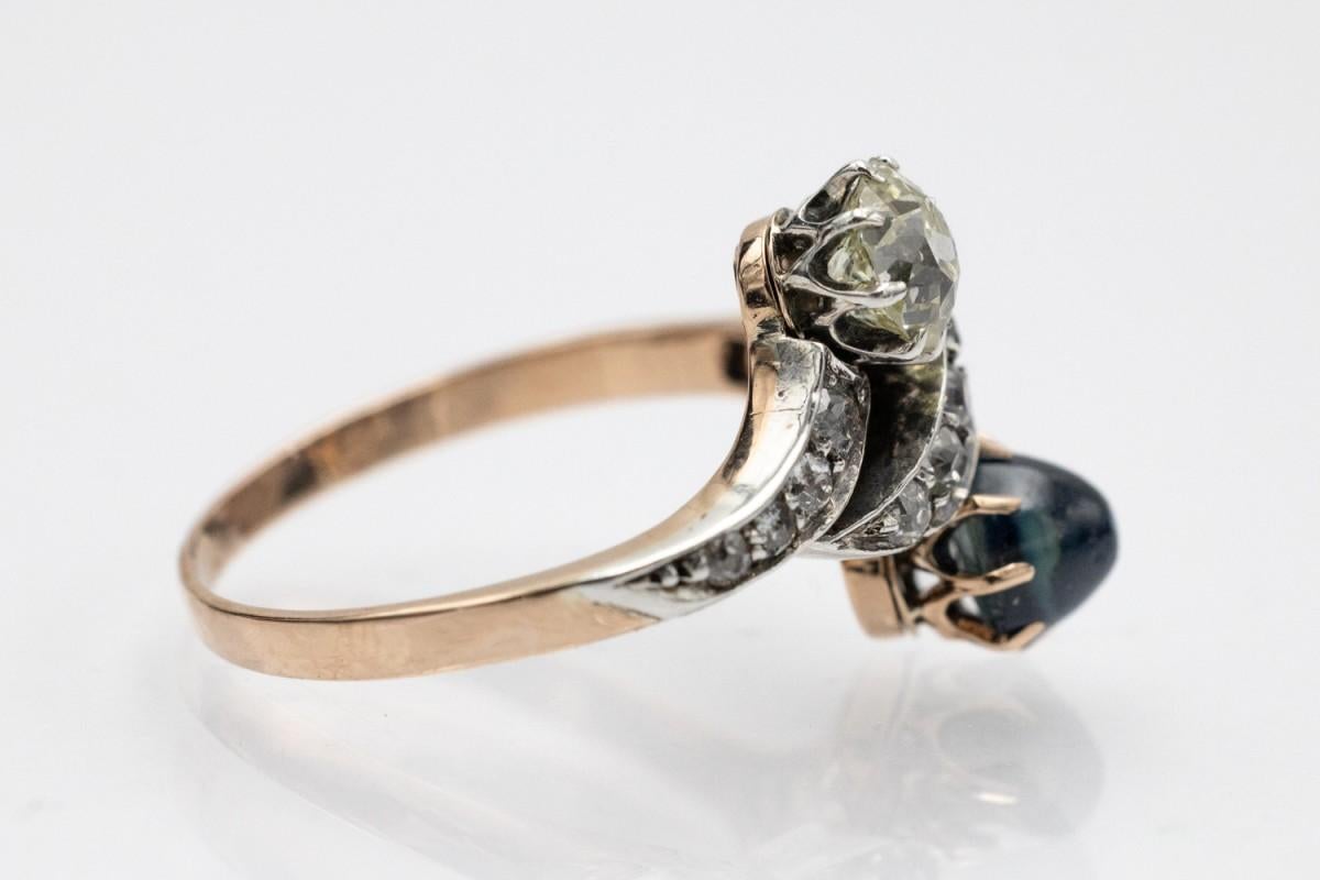 Women's Antique toi et moi ring with diamonds and cabochon-cut sapphire, early 20th cent For Sale