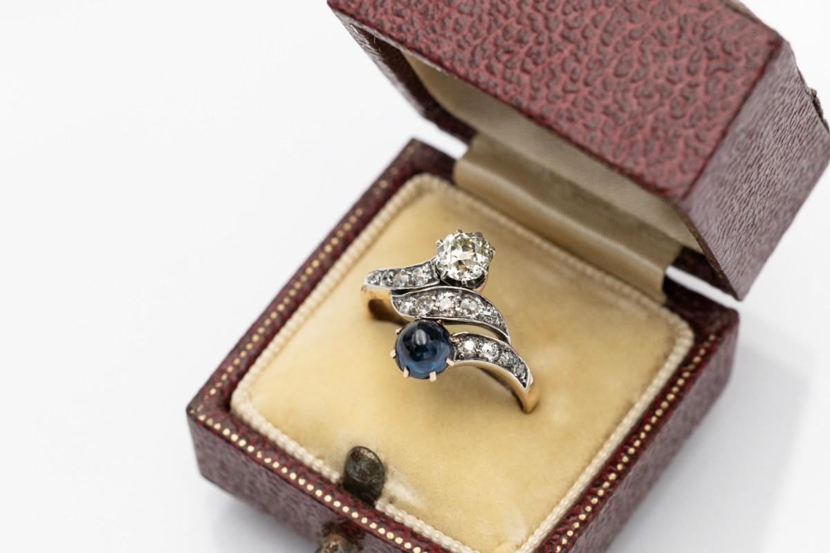 Antique toi et moi ring with diamonds and cabochon-cut sapphire, early 20th cent For Sale 2