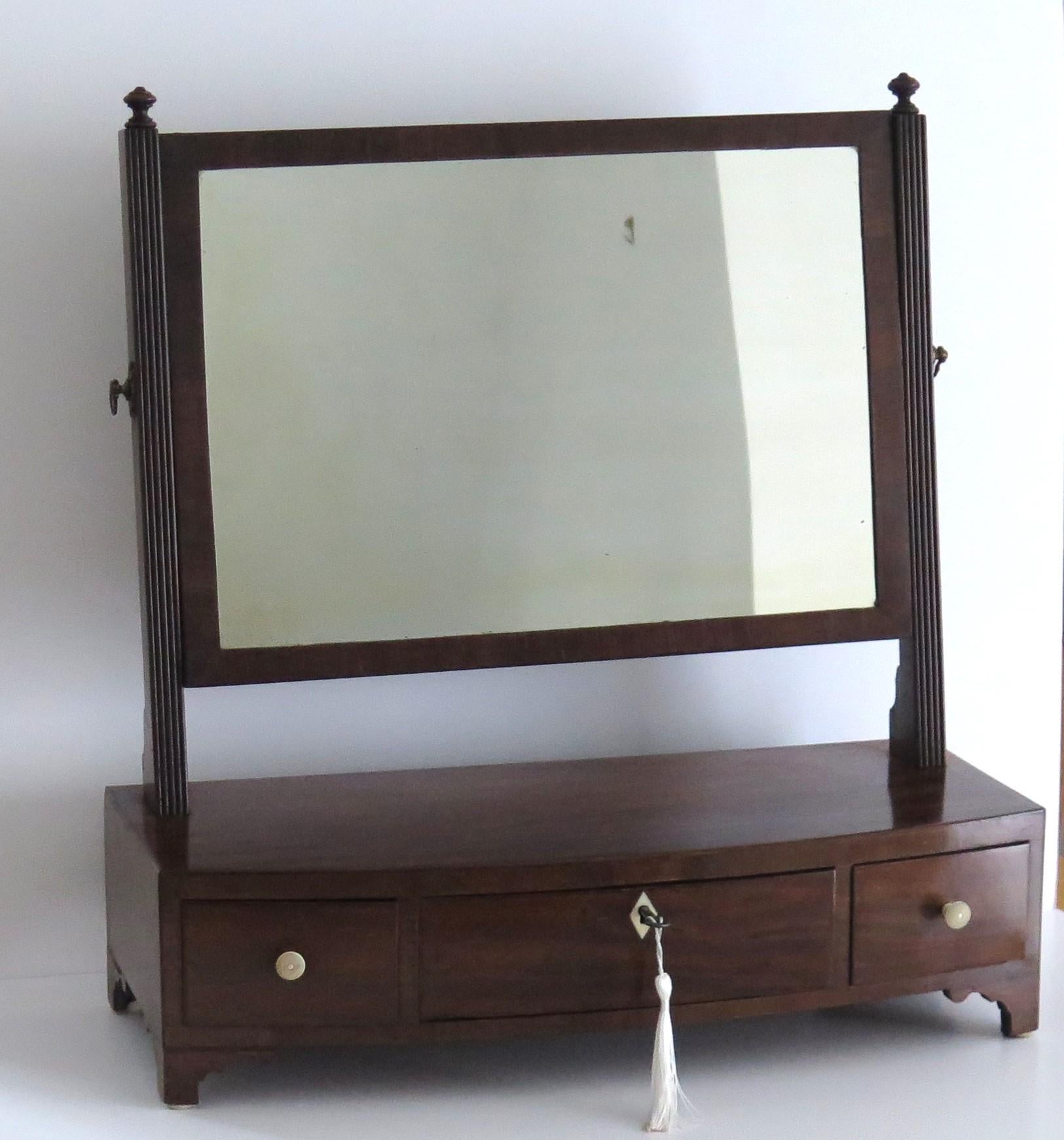 Antique Toilet Mirror Bow Fronted 3-Drawer, English Sheraton Period, Circa 1810 In Good Condition For Sale In Lincoln, Lincolnshire