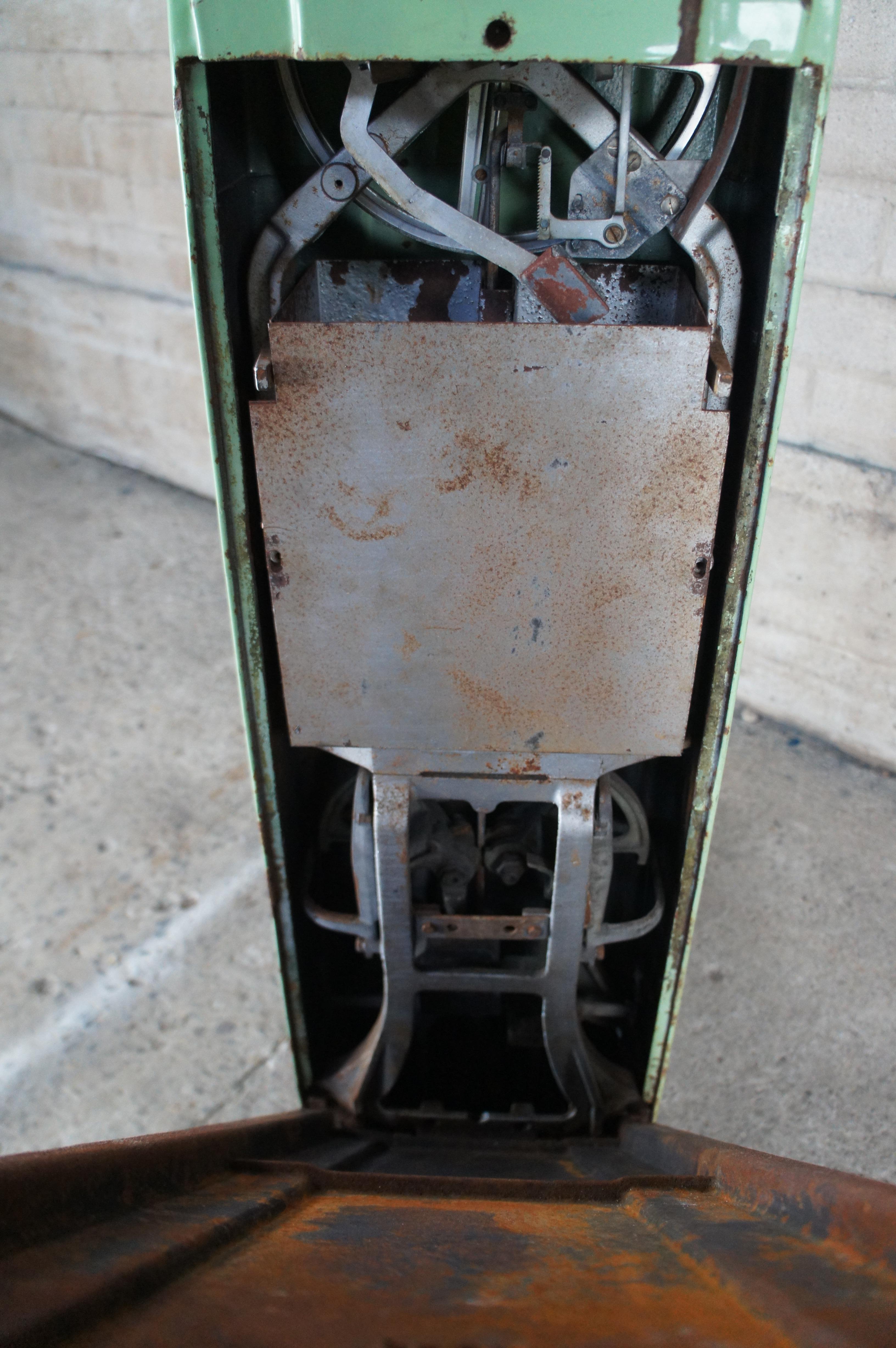 Antique Toledo 8400A Américain Art Déco Penny Coin Scale en porcelaine émaillée verte en vente 5