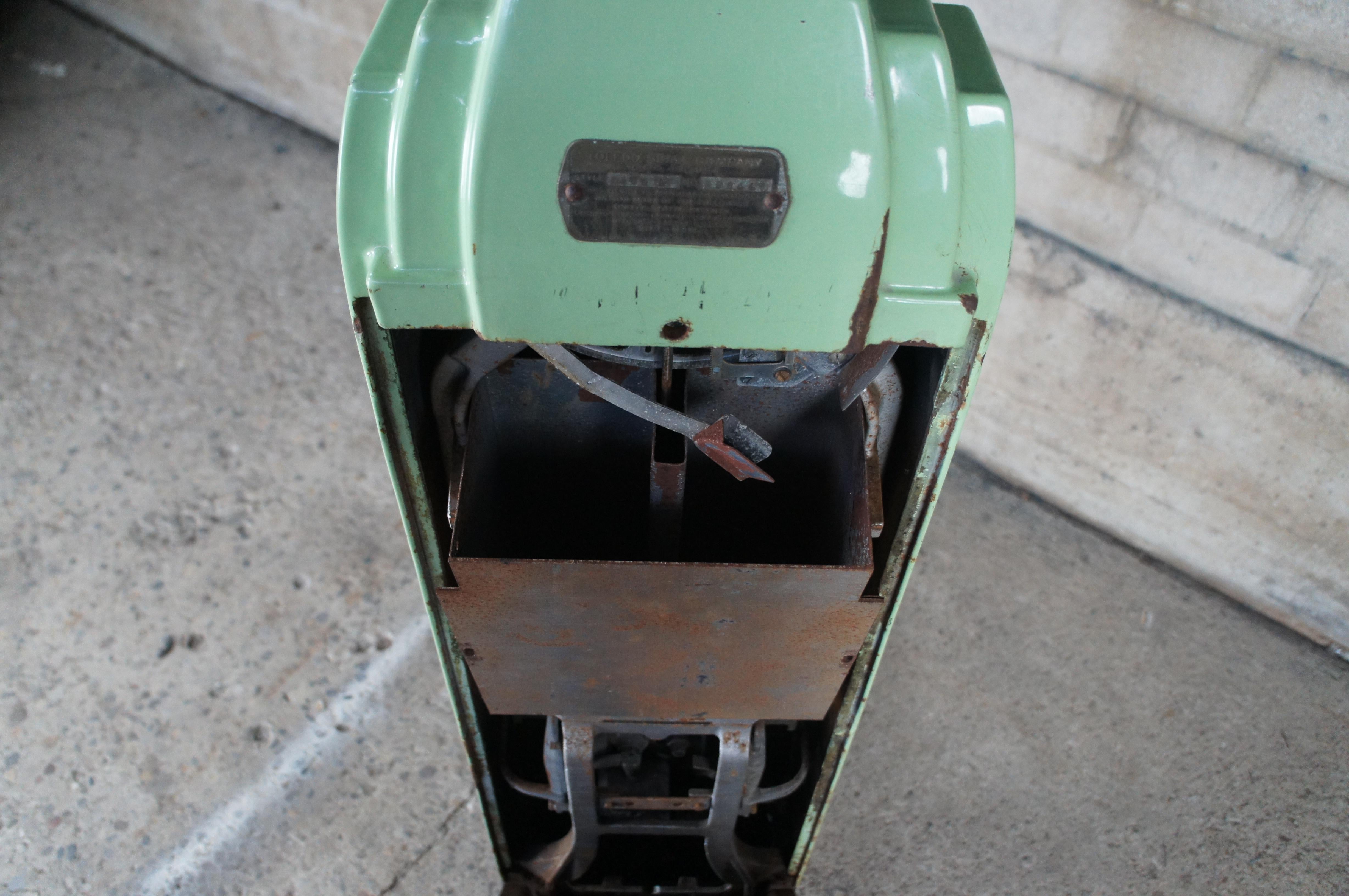 Antique Toledo 8400A Américain Art Déco Penny Coin Scale en porcelaine émaillée verte en vente 6