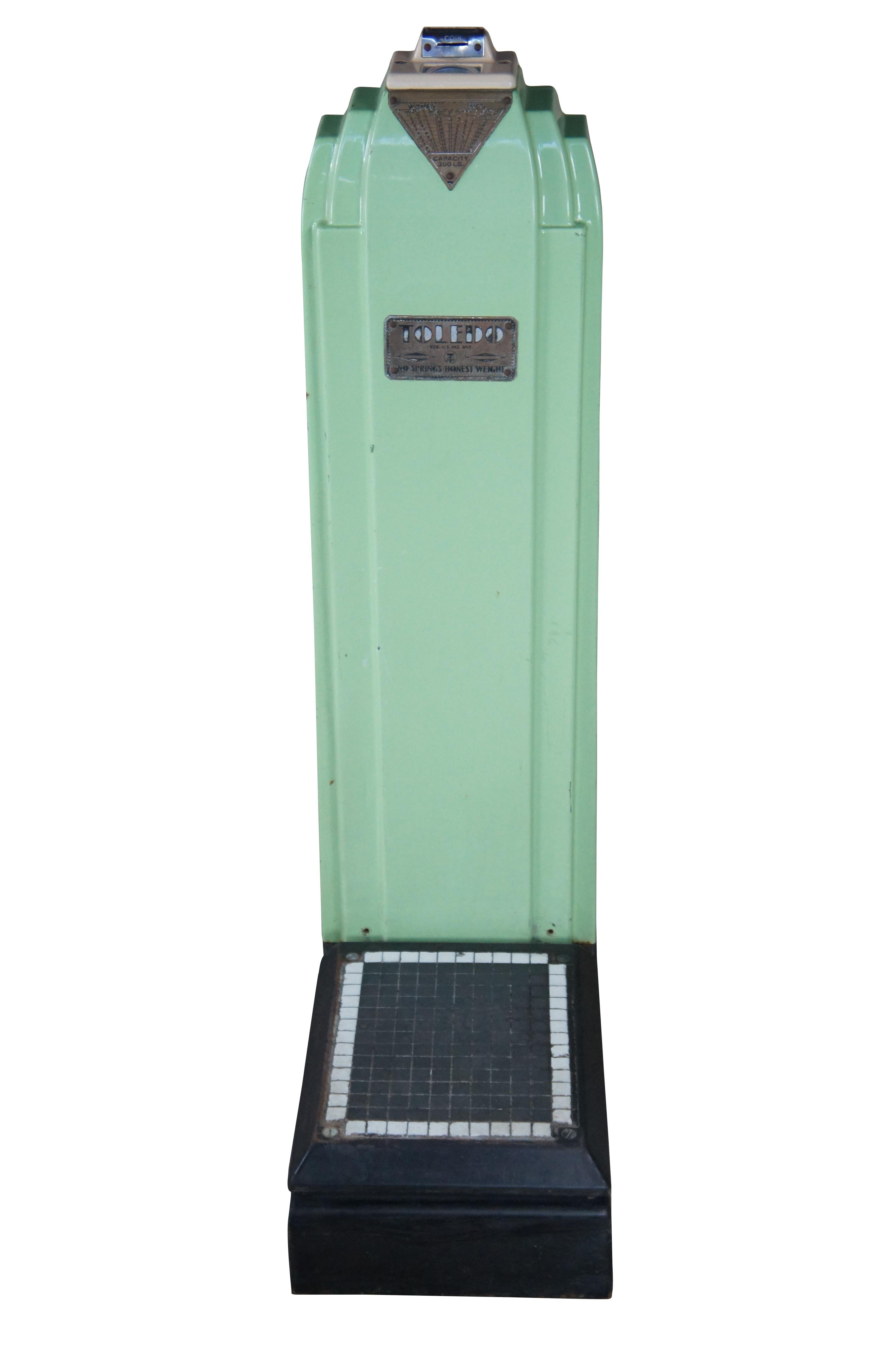 Modèle 8400A de la Toledo Scale Company.  Finition en porcelaine verte émaillée et station carrelée.  Elle présente le design iconique du gratte-ciel Art déco avec un écran de lecture en verre sur le dessus.  

Dimensions :
43 1/2