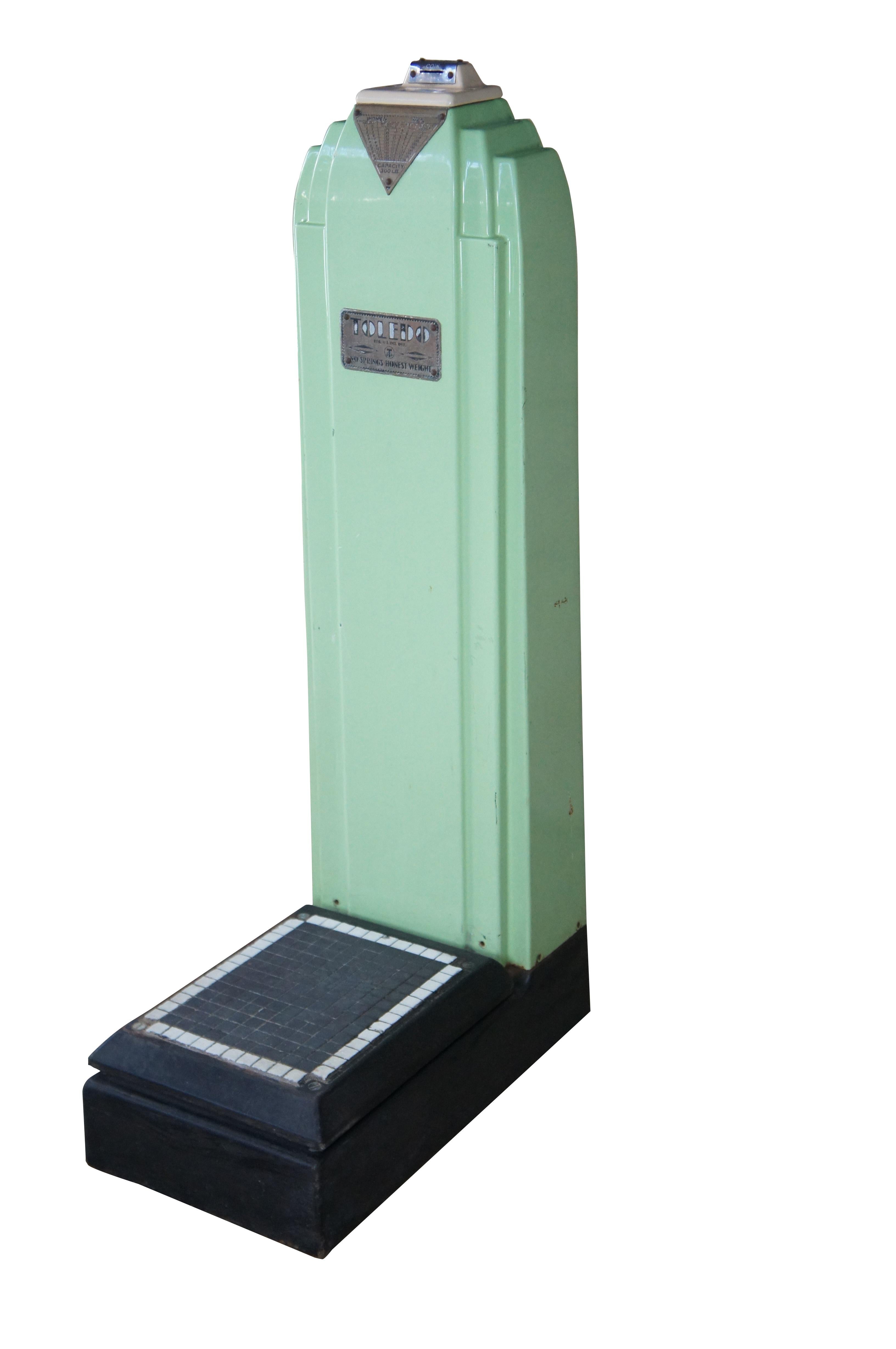 Art déco Antique Toledo 8400A Américain Art Déco Penny Coin Scale en porcelaine émaillée verte en vente