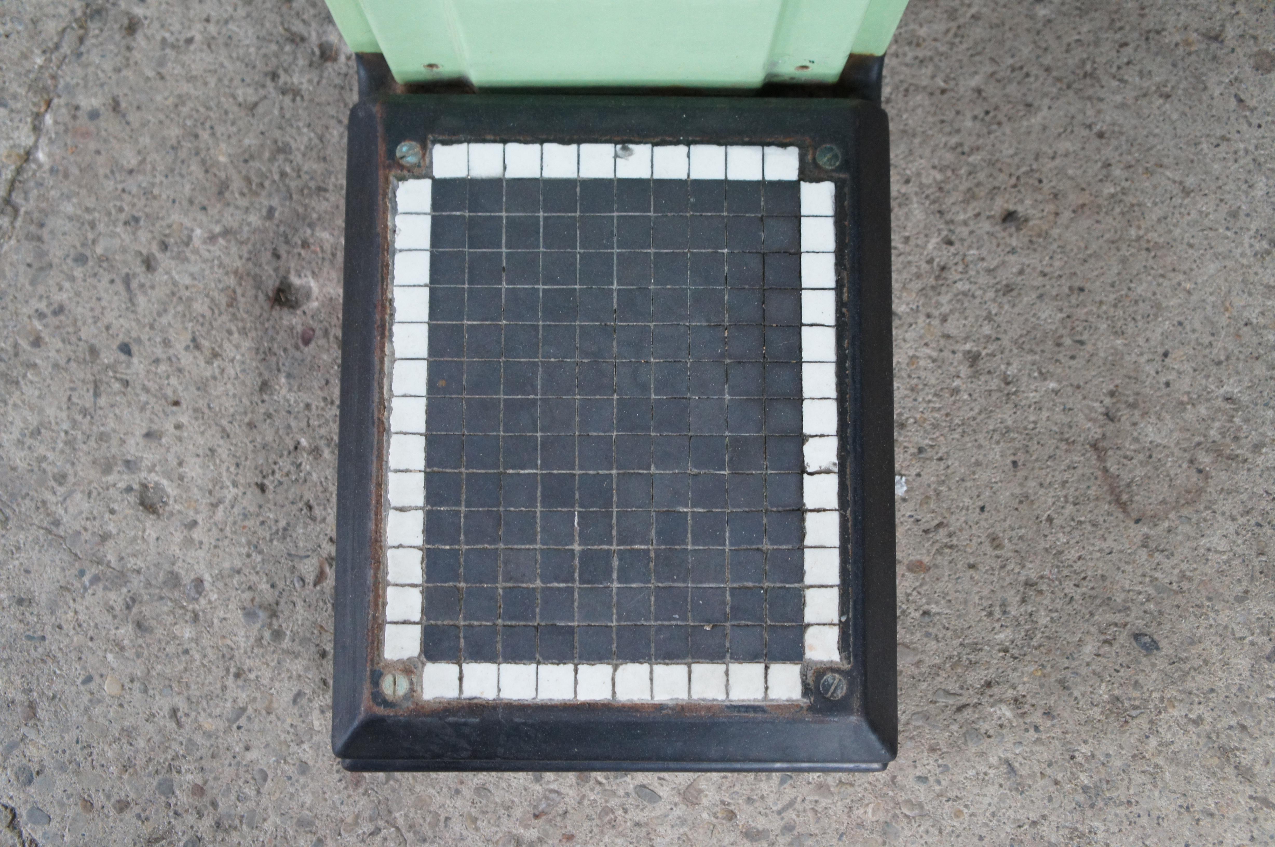 Antique Toledo 8400A Américain Art Déco Penny Coin Scale en porcelaine émaillée verte en vente 2