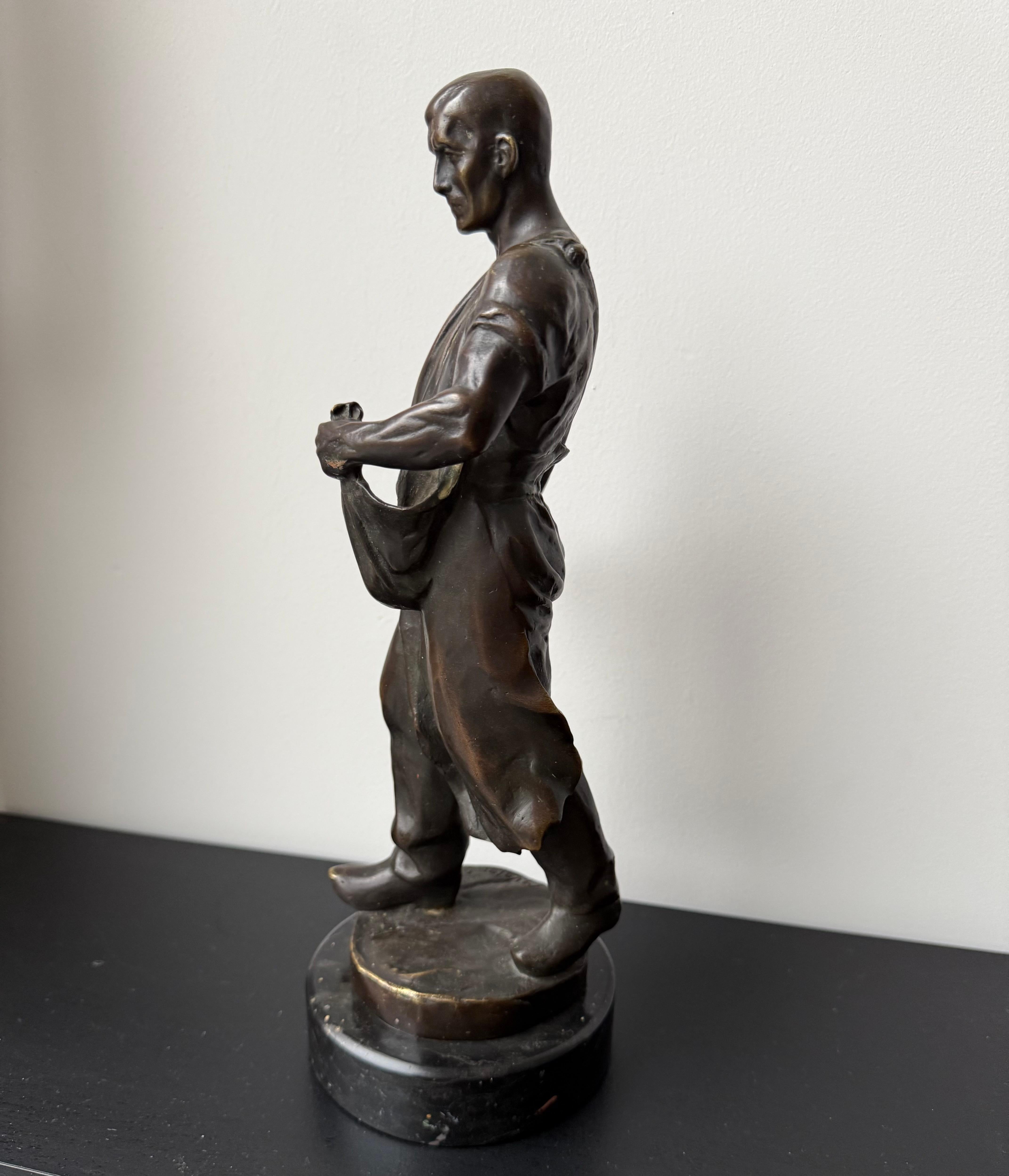 Escultura antigua de bronce de primera calidad de un trabajador de la tierra / sembrador masculino de Max Valentin en venta 2