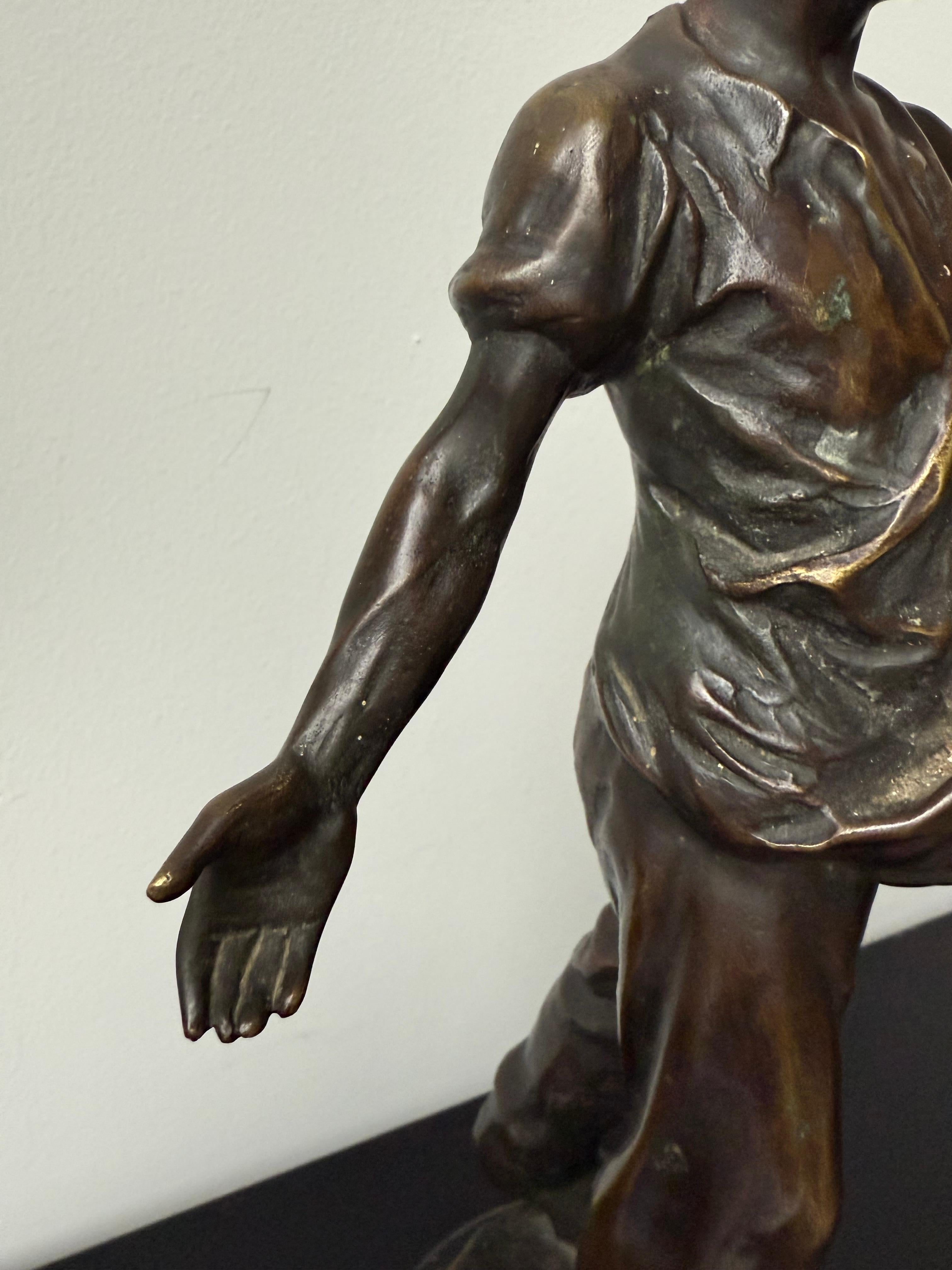 Escultura antigua de bronce de primera calidad de un trabajador de la tierra / sembrador masculino de Max Valentin en venta 3