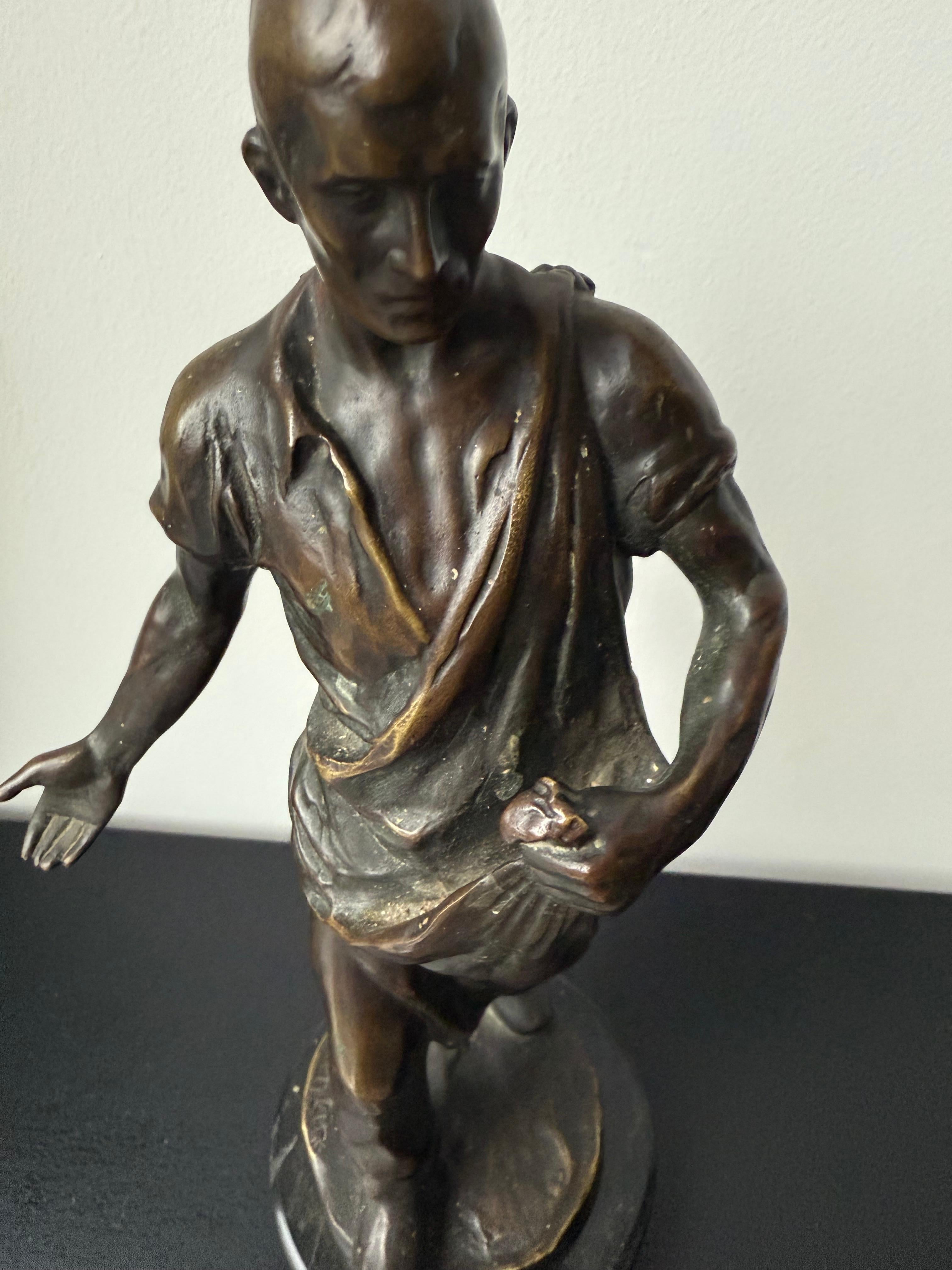 Escultura antigua de bronce de primera calidad de un trabajador de la tierra / sembrador masculino de Max Valentin en venta 4