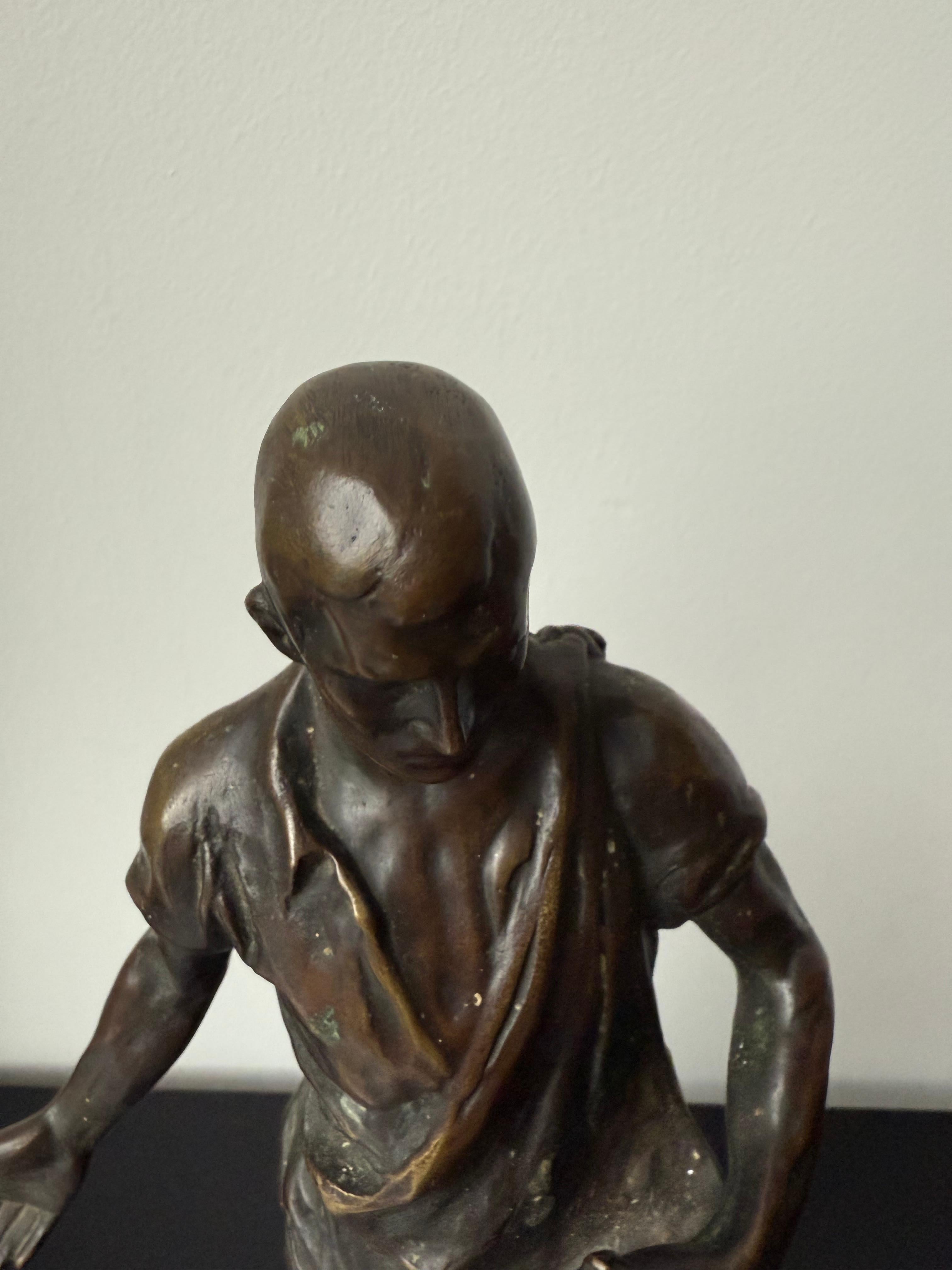 Escultura antigua de bronce de primera calidad de un trabajador de la tierra / sembrador masculino de Max Valentin en venta 5