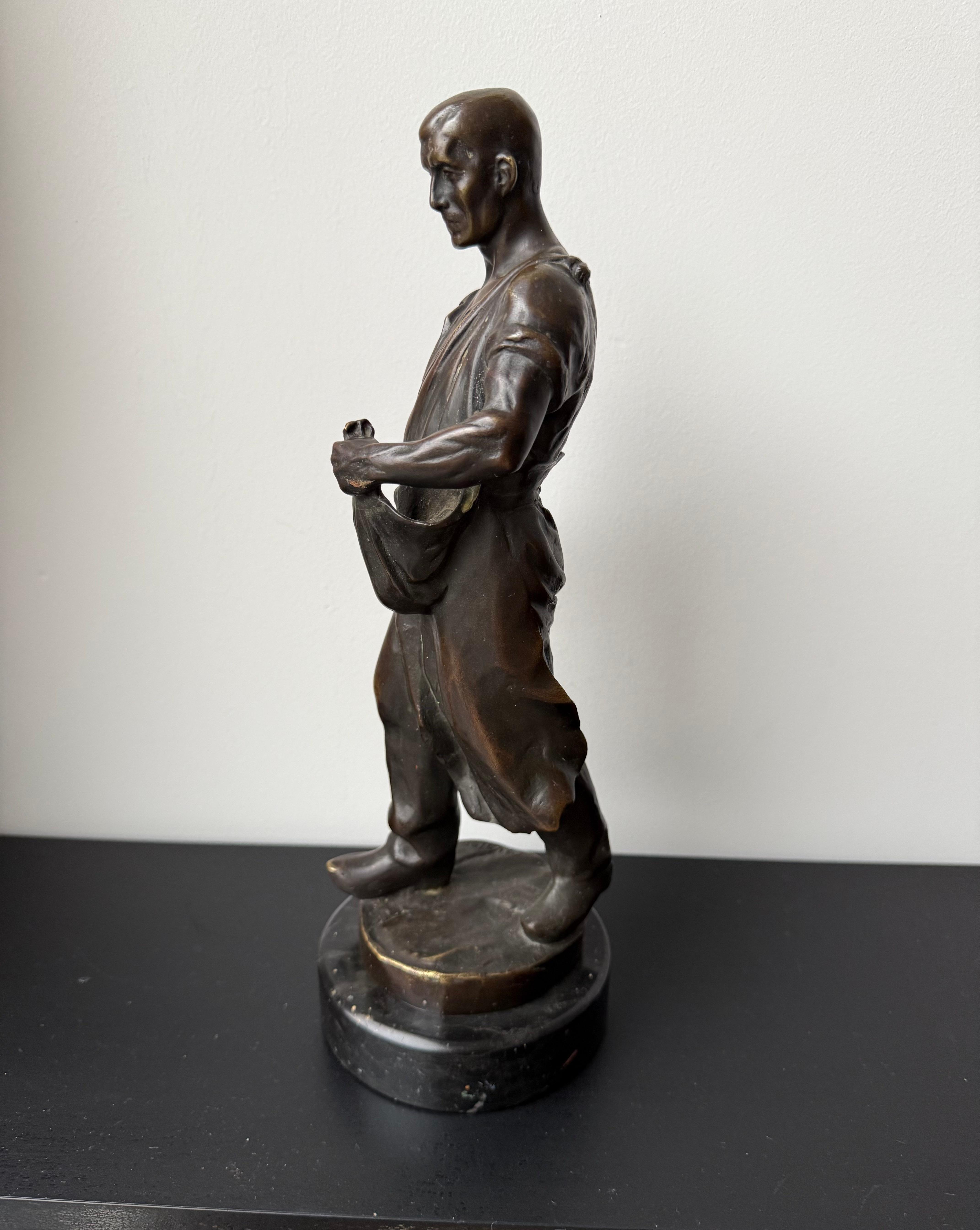 Escultura antigua de bronce de primera calidad de un trabajador de la tierra / sembrador masculino de Max Valentin en venta 6