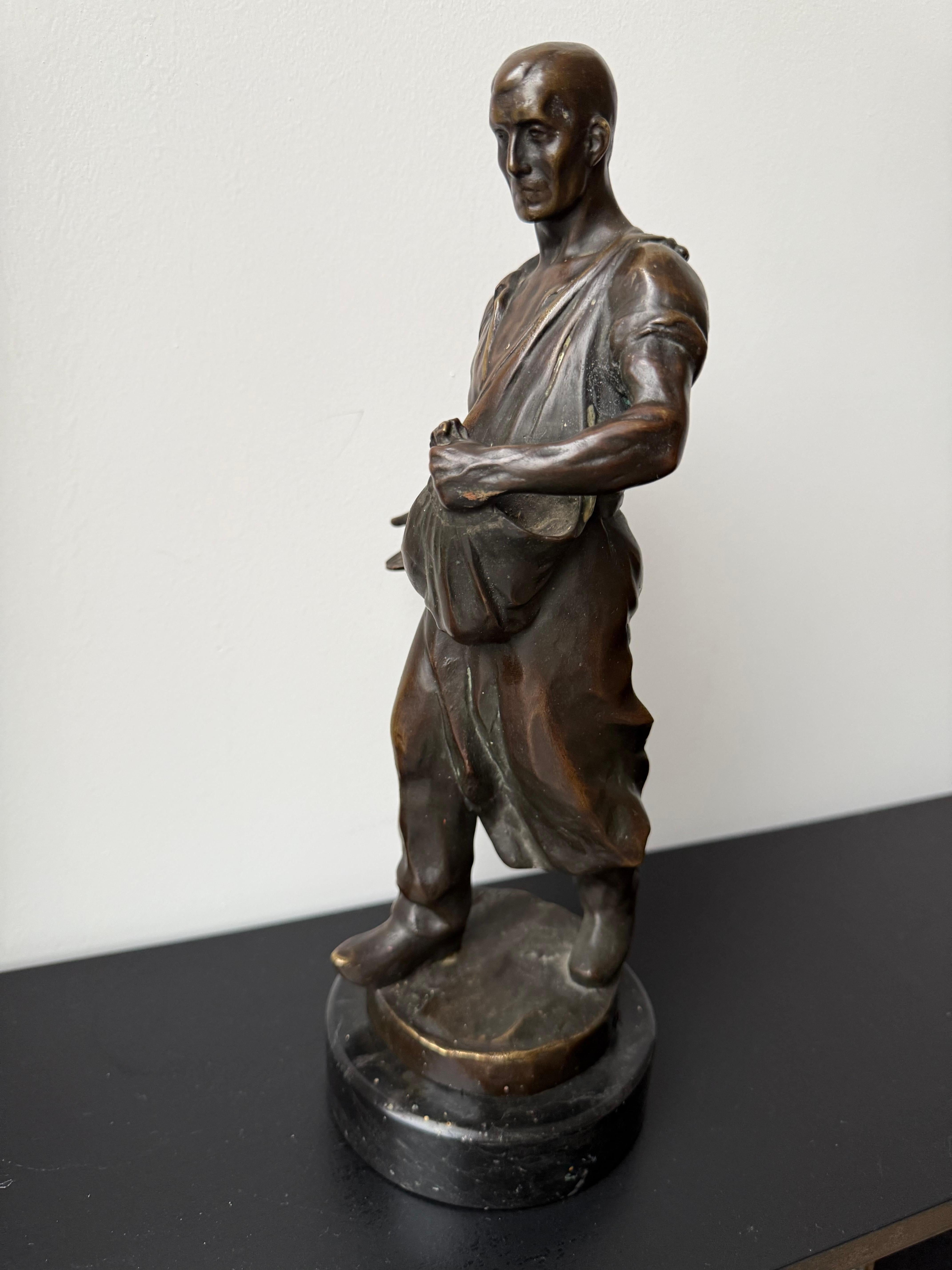 Escultura antigua de bronce de primera calidad de un trabajador de la tierra / sembrador masculino de Max Valentin en venta 7