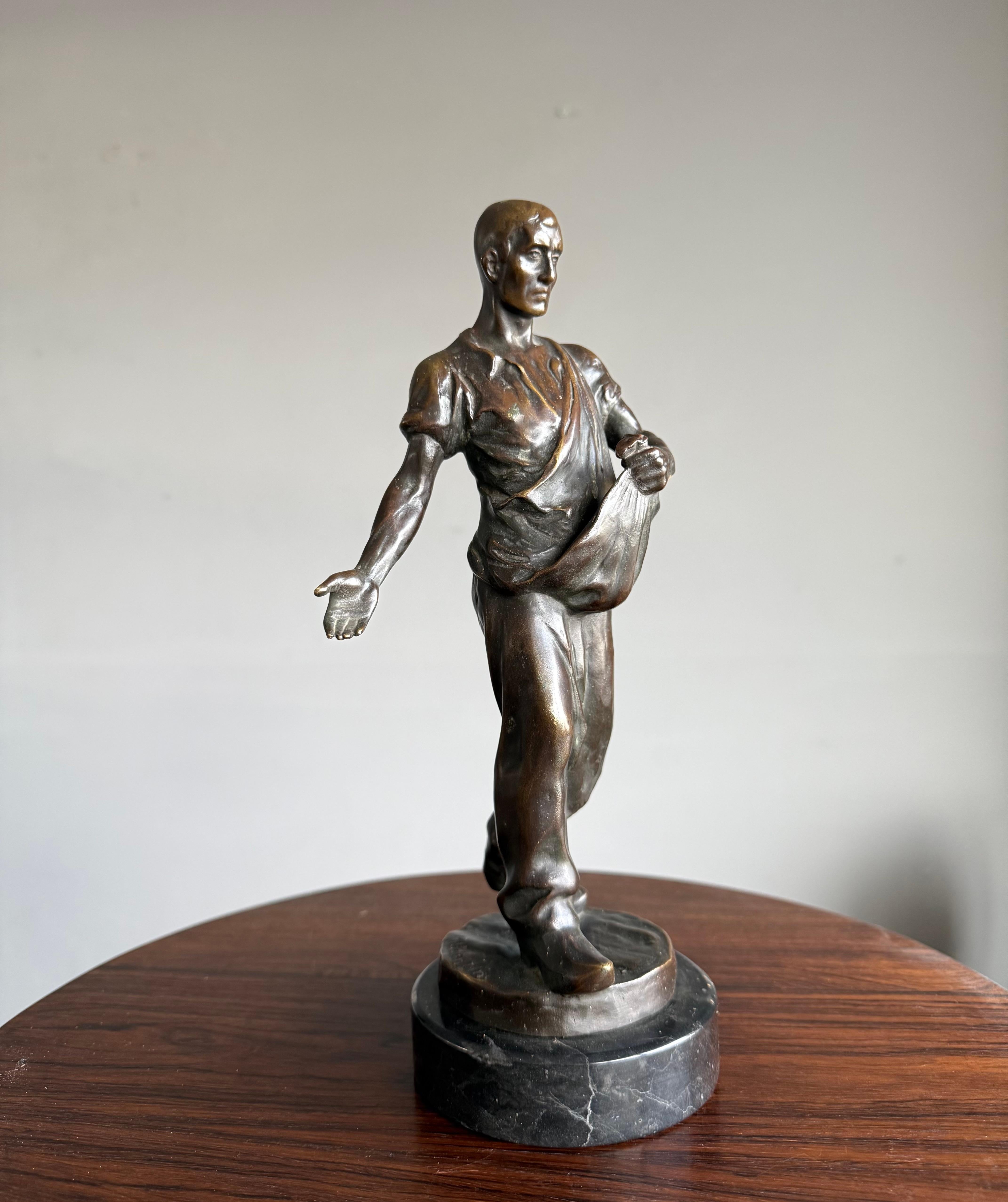 Antiguo sembrador masculino de bronce con calidad de museo sobre una base de mármol con la firma del escultor Max Valentin (1875-1931).

Esta antigüedad es para los coleccionistas y entendidos, porque la calidad en los detalles Y la calidad de la