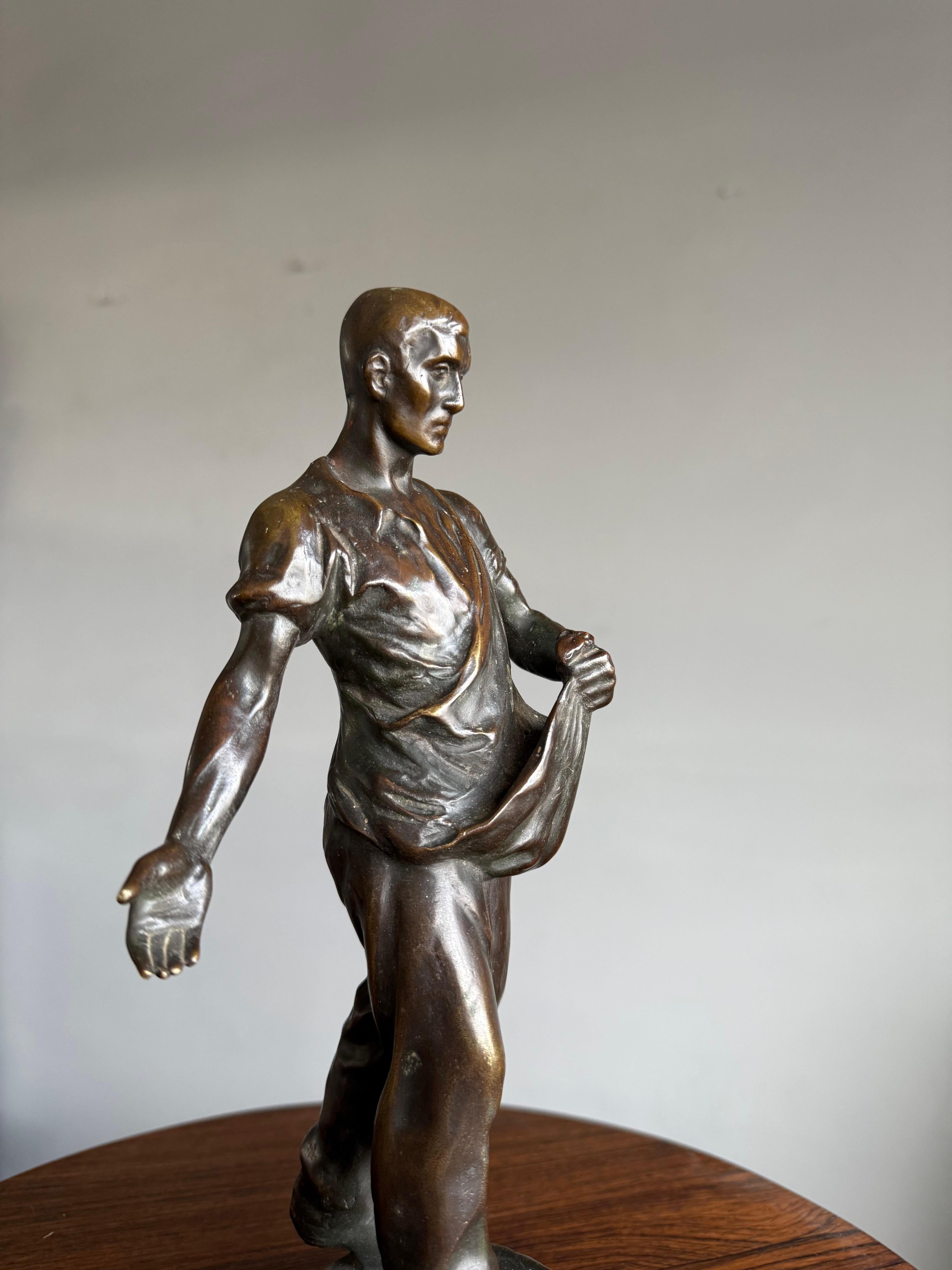 Escultura antigua de bronce de primera calidad de un trabajador de la tierra / sembrador masculino de Max Valentin Europeo en venta