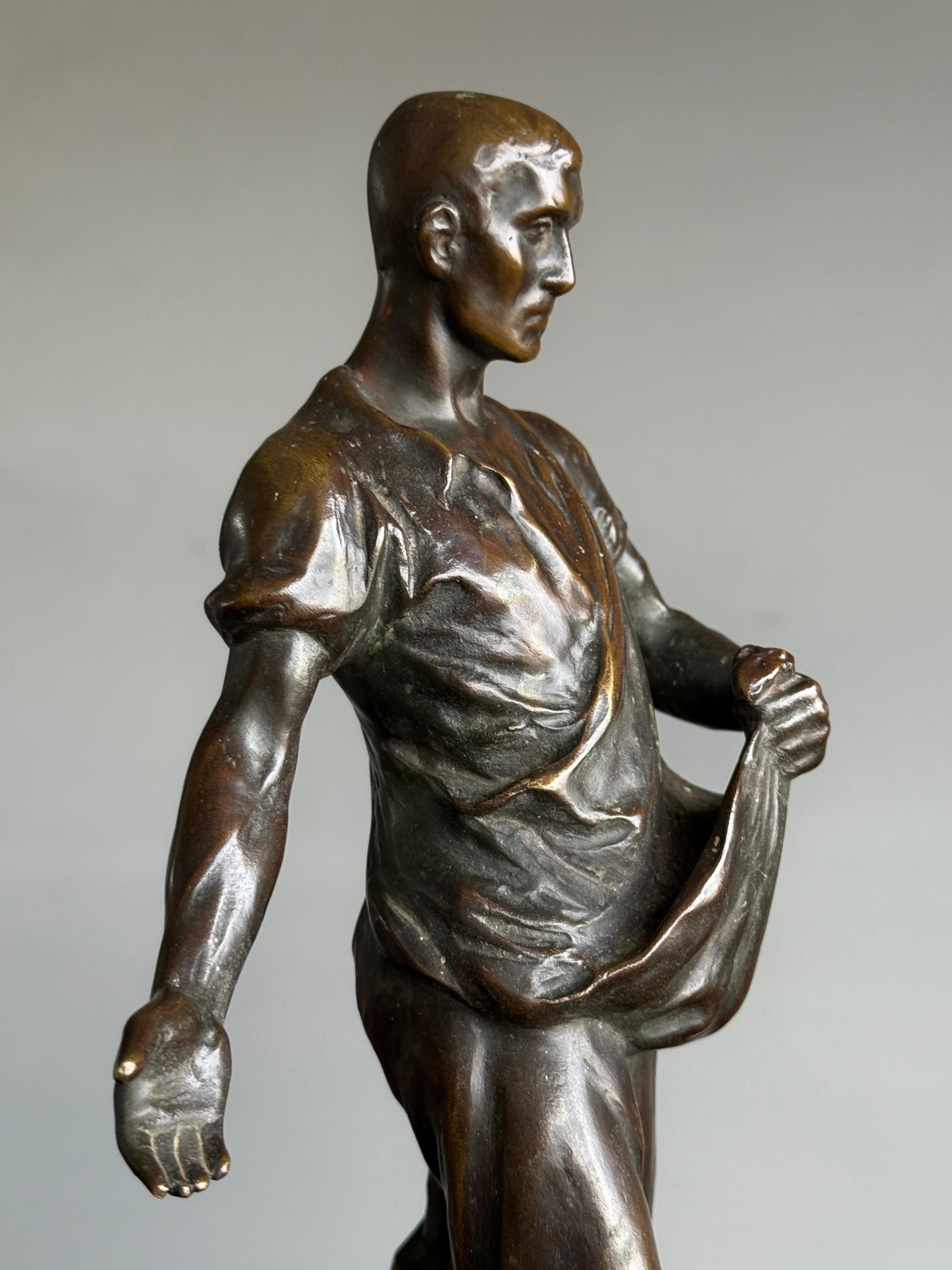 Escultura antigua de bronce de primera calidad de un trabajador de la tierra / sembrador masculino de Max Valentin Vaciado en venta