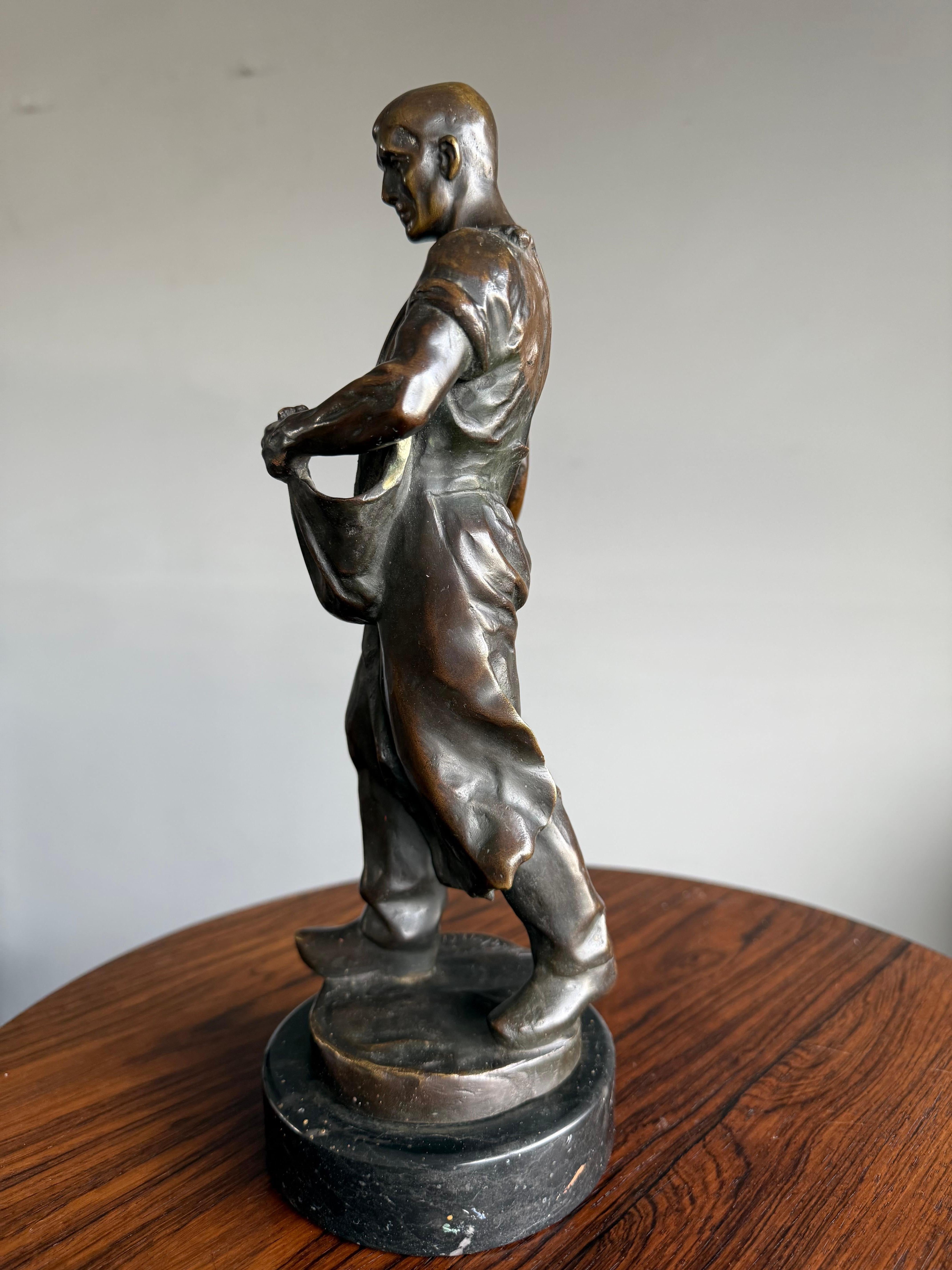 Escultura antigua de bronce de primera calidad de un trabajador de la tierra / sembrador masculino de Max Valentin siglo XX en venta