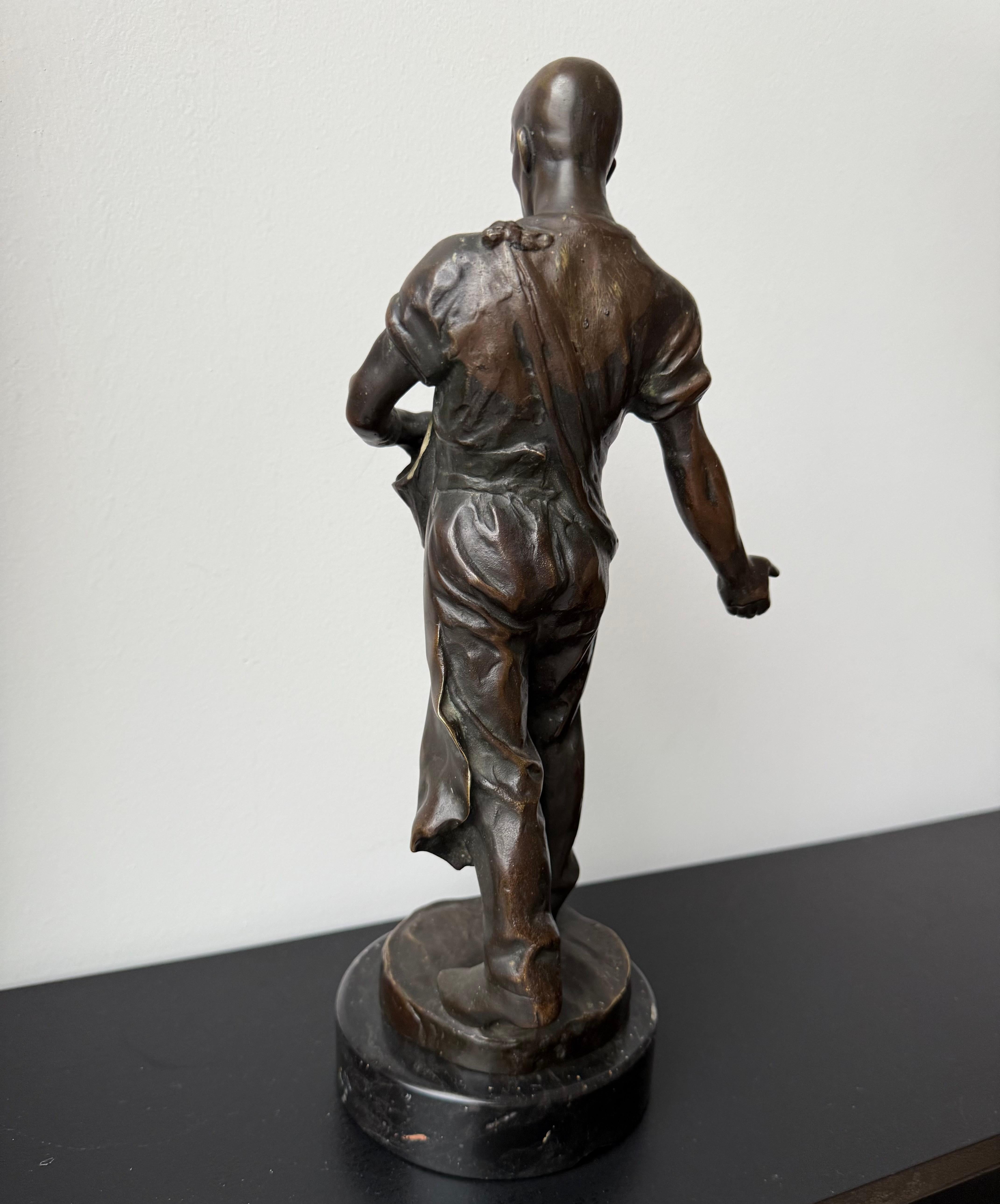 Escultura antigua de bronce de primera calidad de un trabajador de la tierra / sembrador masculino de Max Valentin en venta 1