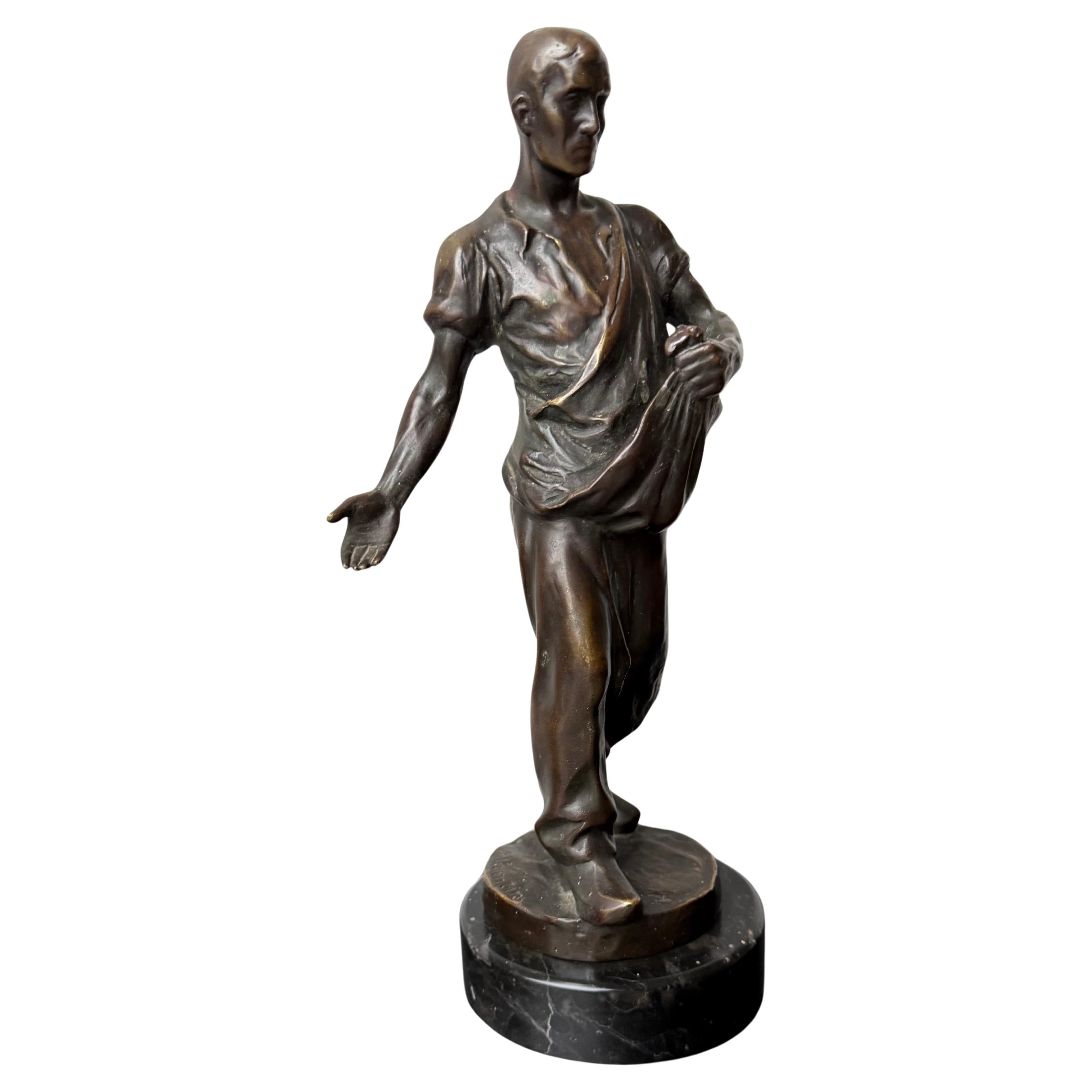 Escultura antigua de bronce de primera calidad de un trabajador de la tierra / sembrador masculino de Max Valentin en venta